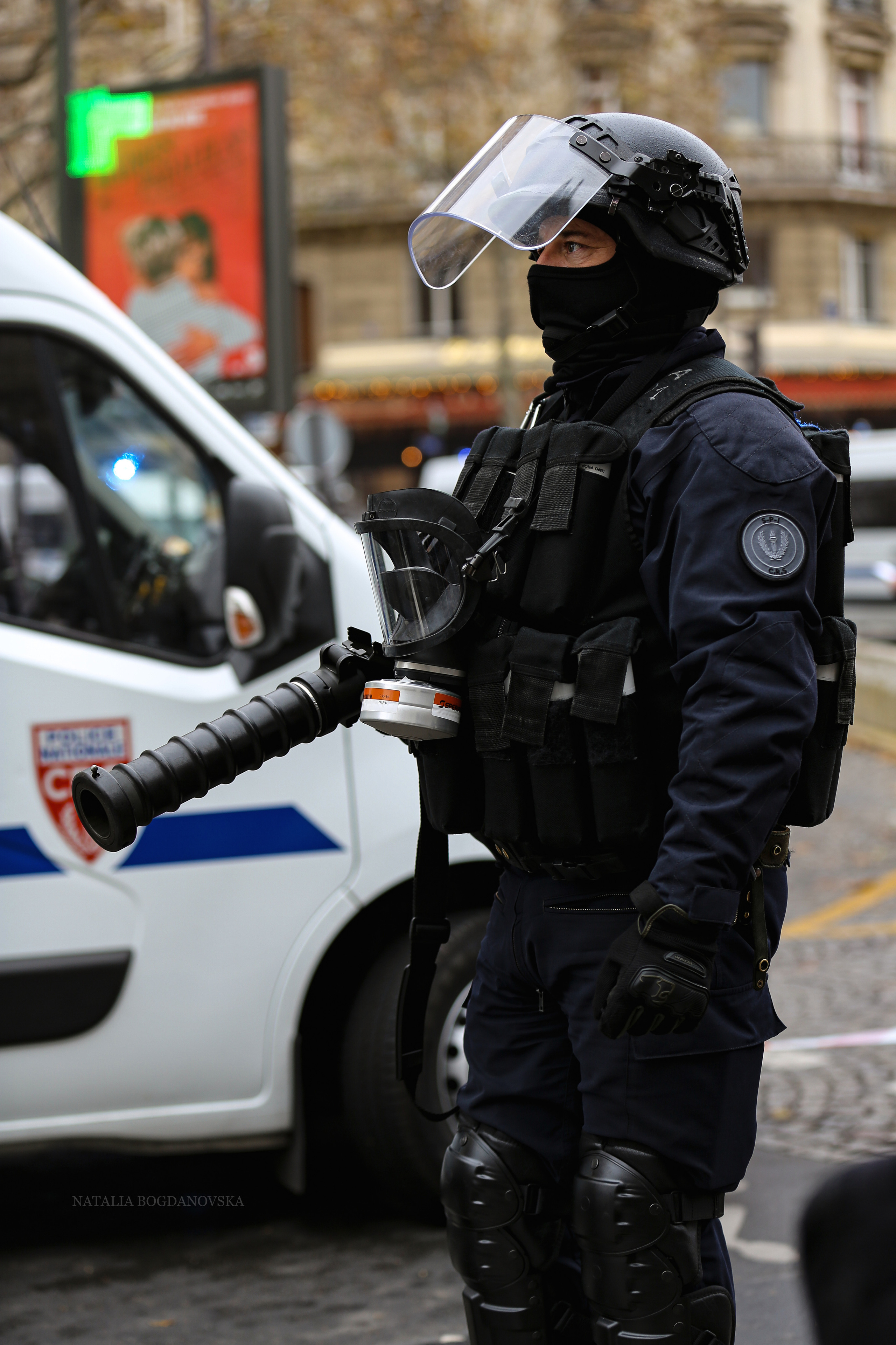 TOUCHE PAS A MON FLIC!. Natalia Bogdanovska. Films et photographie corporate en France