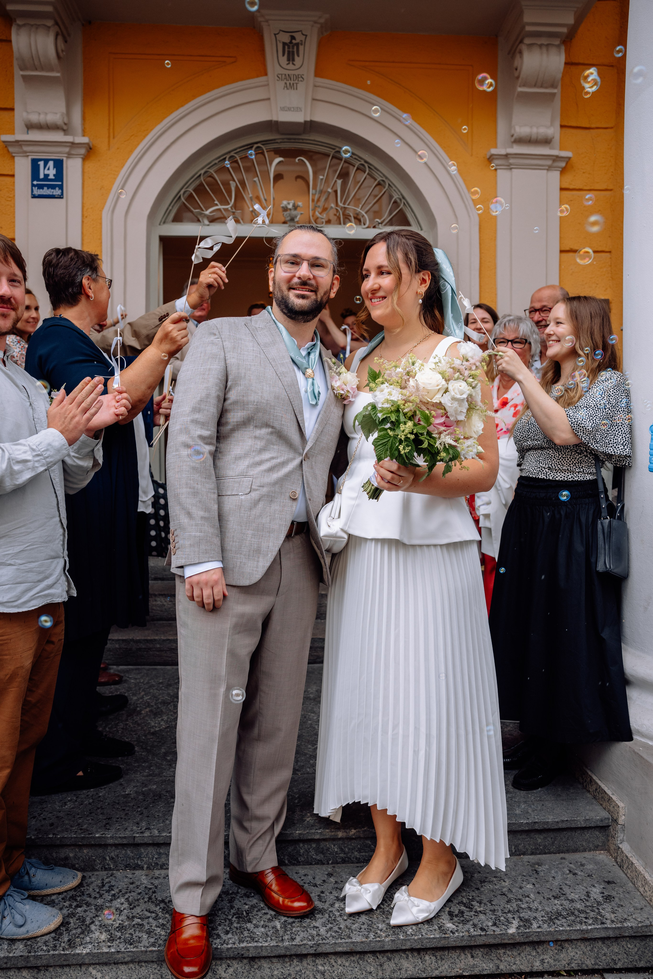 Corinna und Daniel: romantische Hochzeit in der Mandlstrasse/Sommer 2025. Hochzeitsfotograf München Taufe Familienfotograf Tanja Mauke