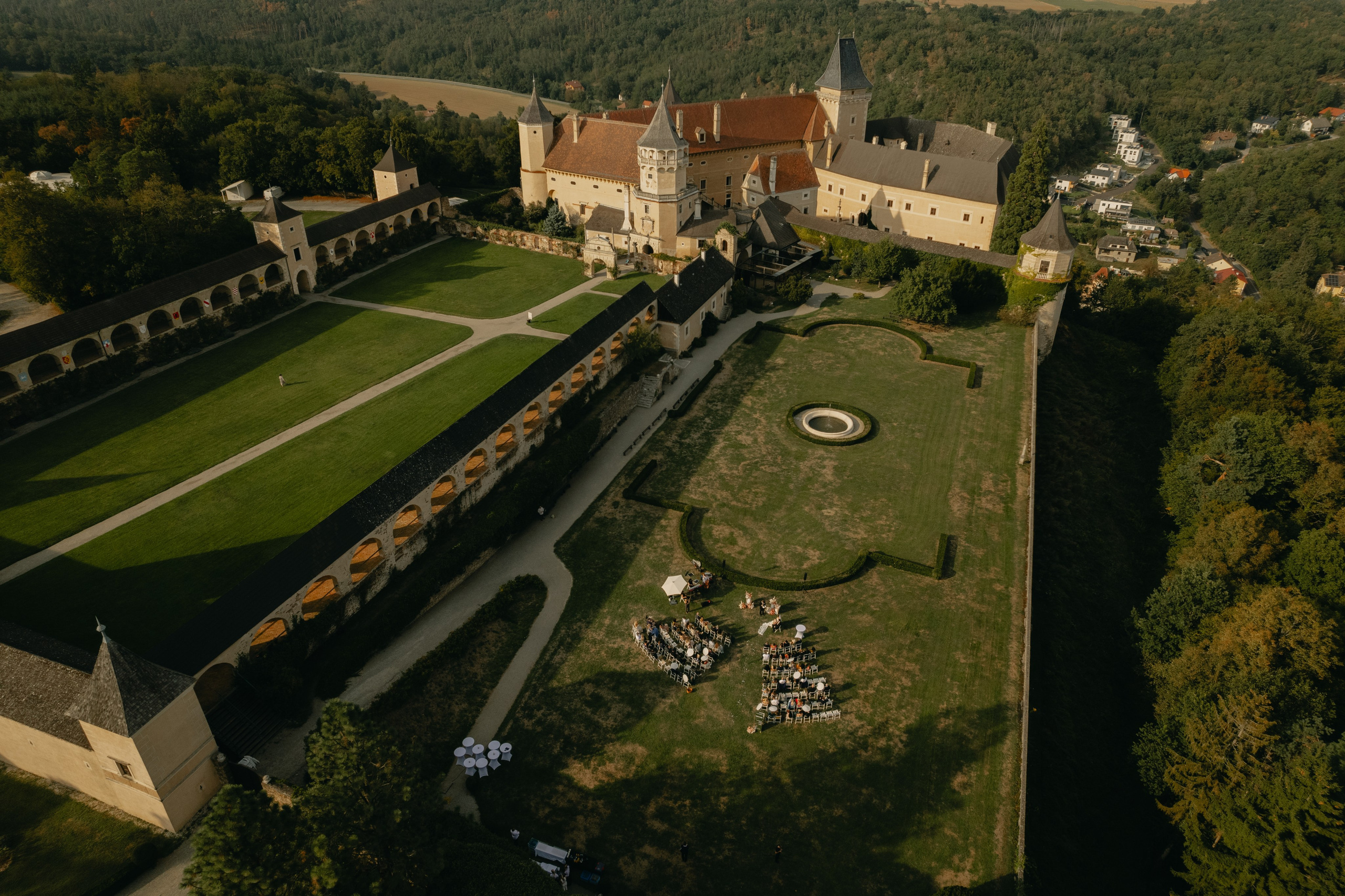 Best castle wedding venue in Austria – Schloss Rosenburg offers a storybook setting for couples seeking a fairytale wedding.
