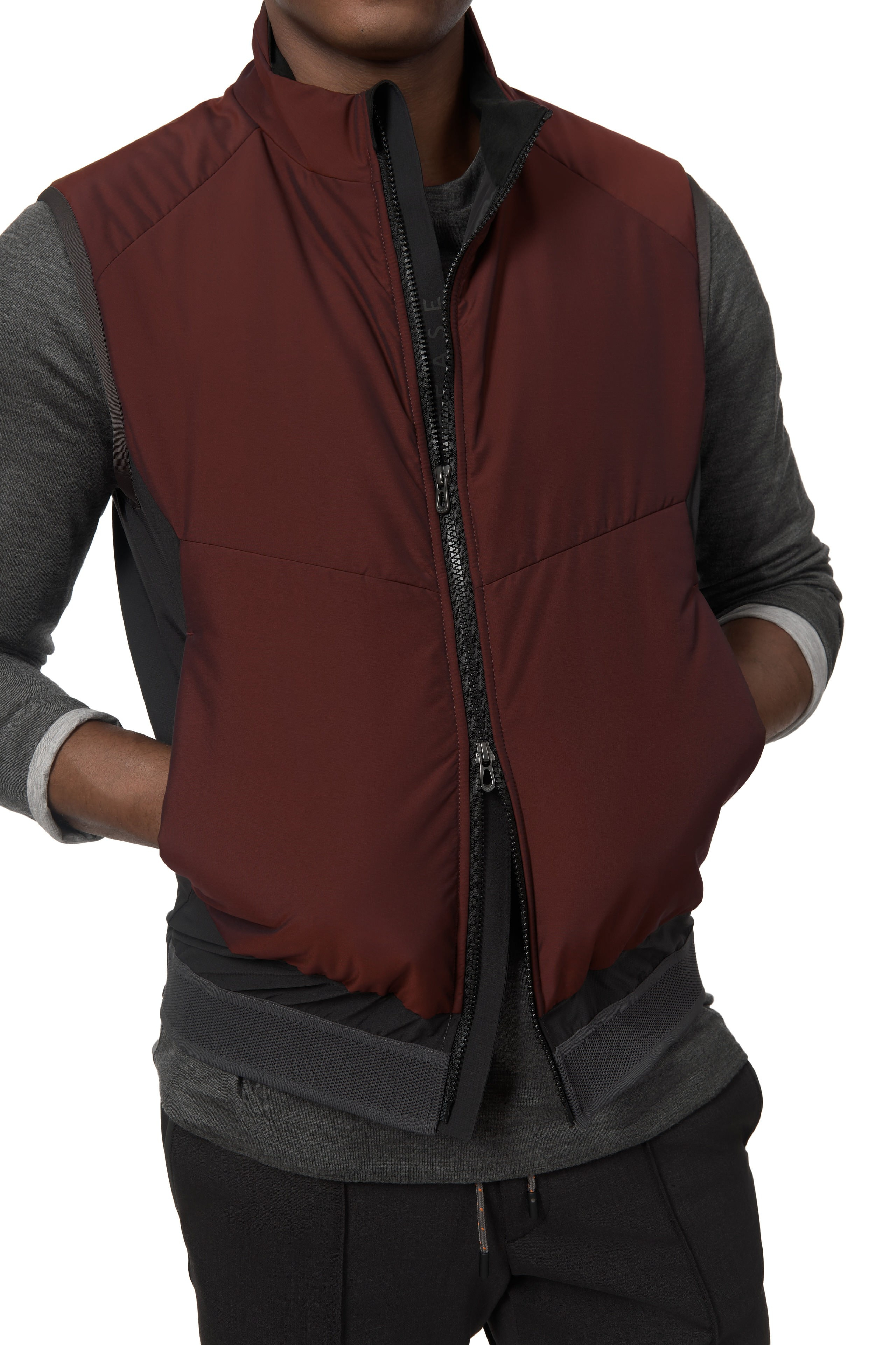 Modeportrait – Model in kastanienbrauner Jacke über grauem Pullover, Dreiviertelansicht.