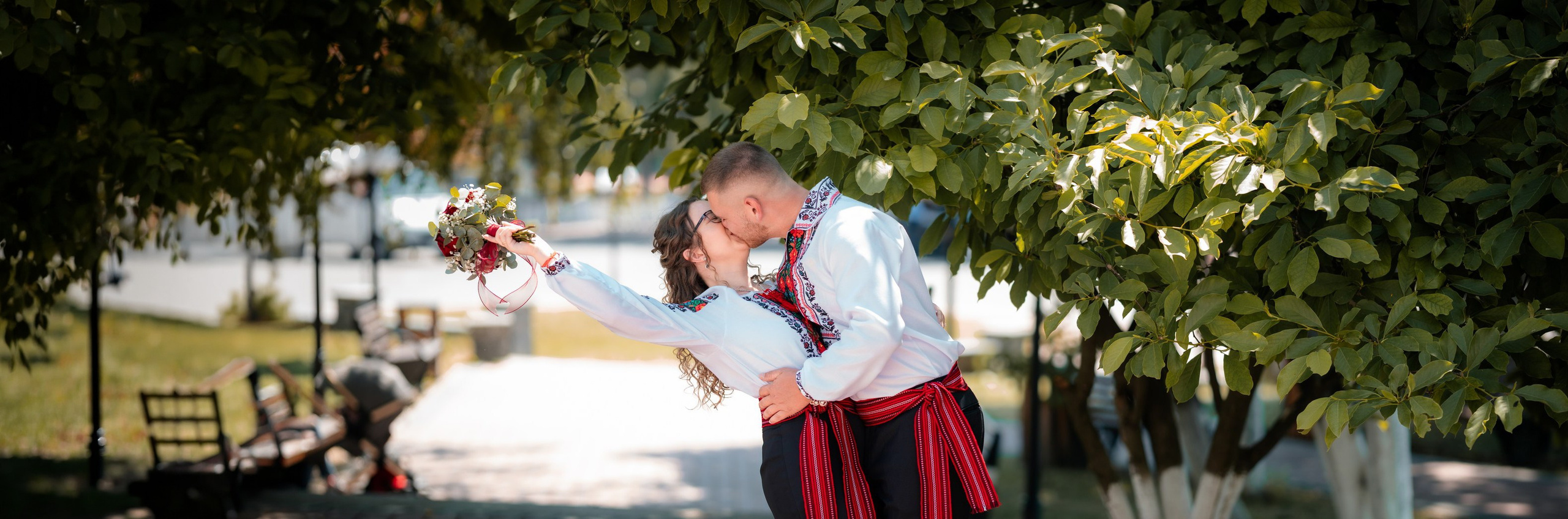 Fotograf stare civilă Siret – Andrei & Andreea în ie tradițională din Bucovina | AlinoFotoStudio