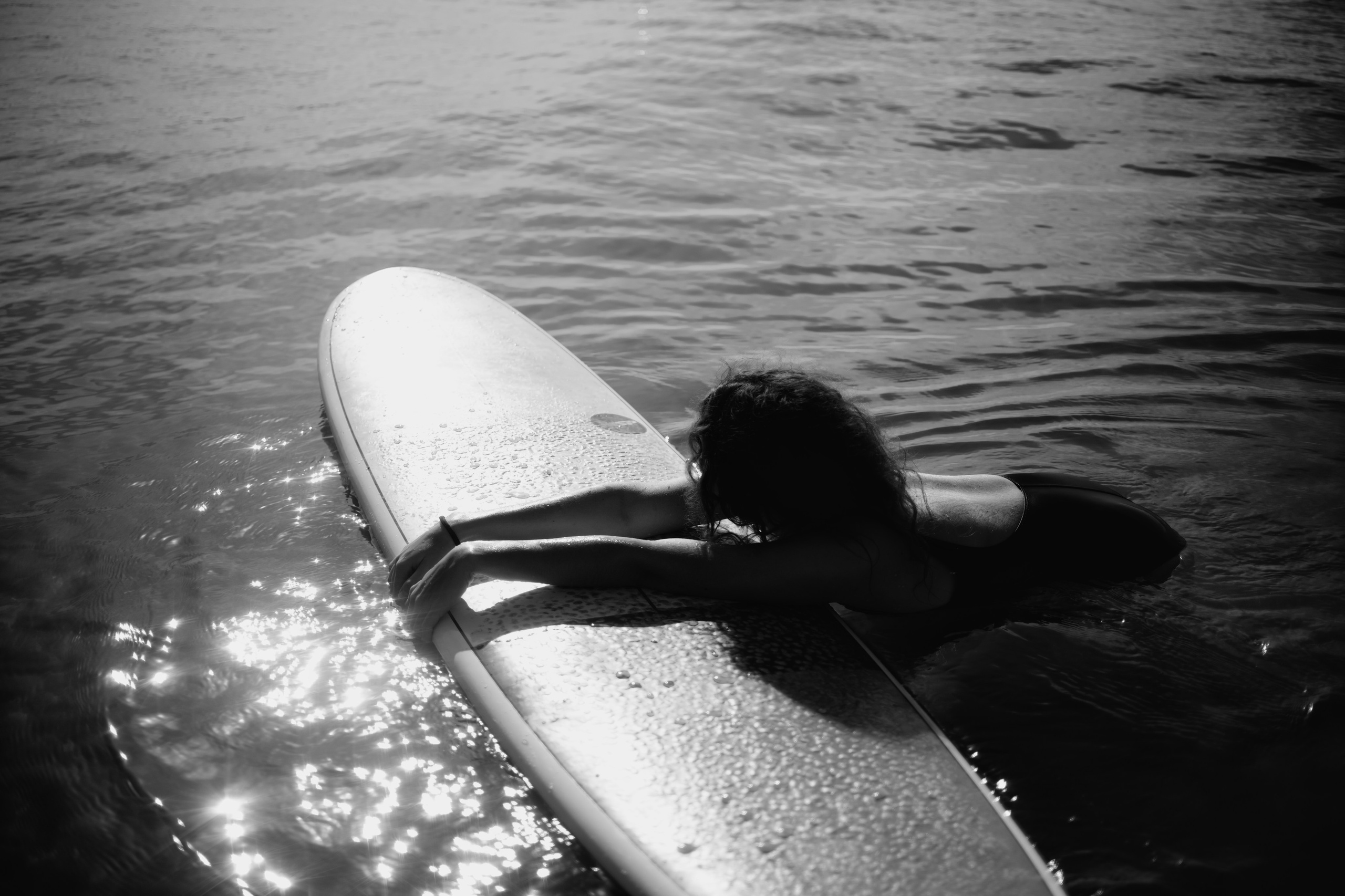 Photoshoot with a surfboard | BW