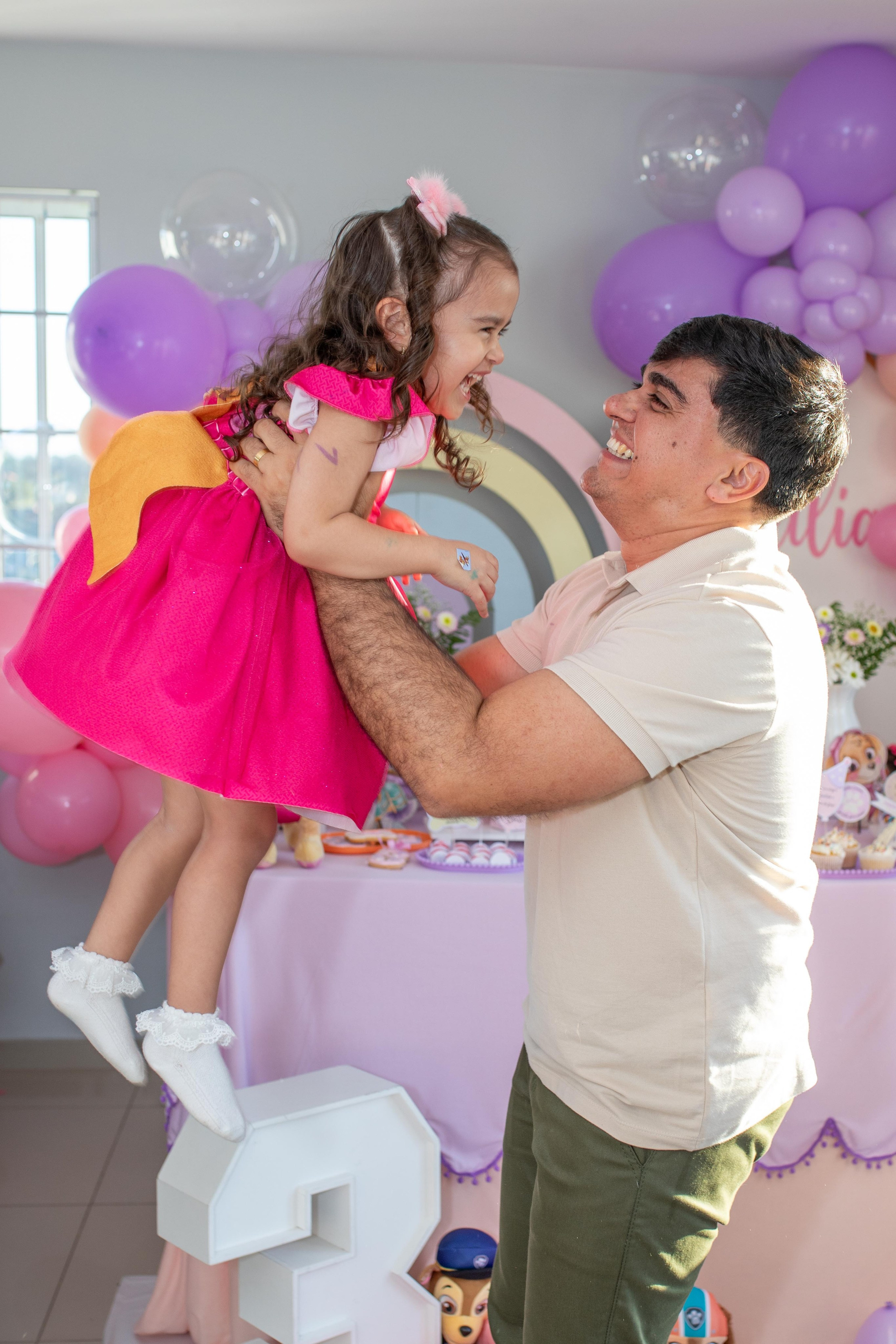 Fotografia de aniversário infantil em Joinville - Registro afetivo de pai e filha por Lenofotografia