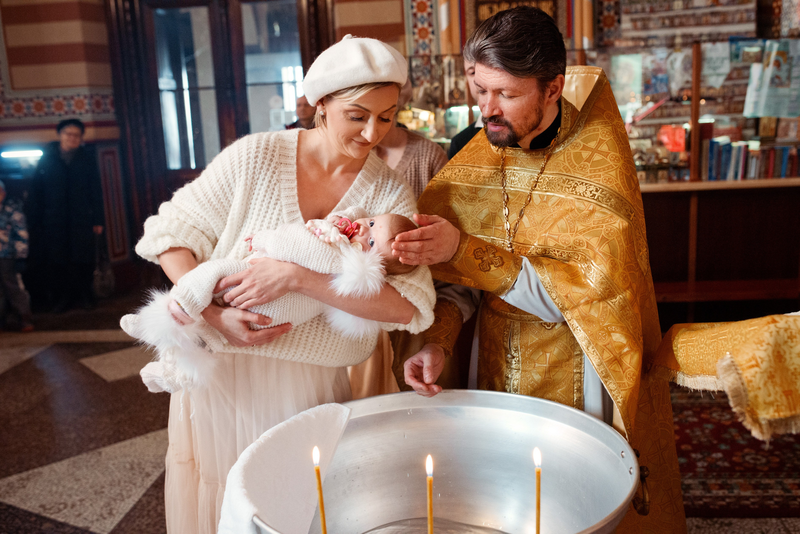 Krikštynos, krikštas, krikštynų fotosesija, ceremonija, bažnyčia krikštynų pasiruošimo fotografavimas. Krikštynų fotografas Vilnius Trakai kaina krikštynų fotografavimas fotografė personal.lt photogrpahy kainos šeima, vaikai profesionali natūrali meninė reportažinė klasikinė fotosesija, krikštynų fotosesija gamtoje