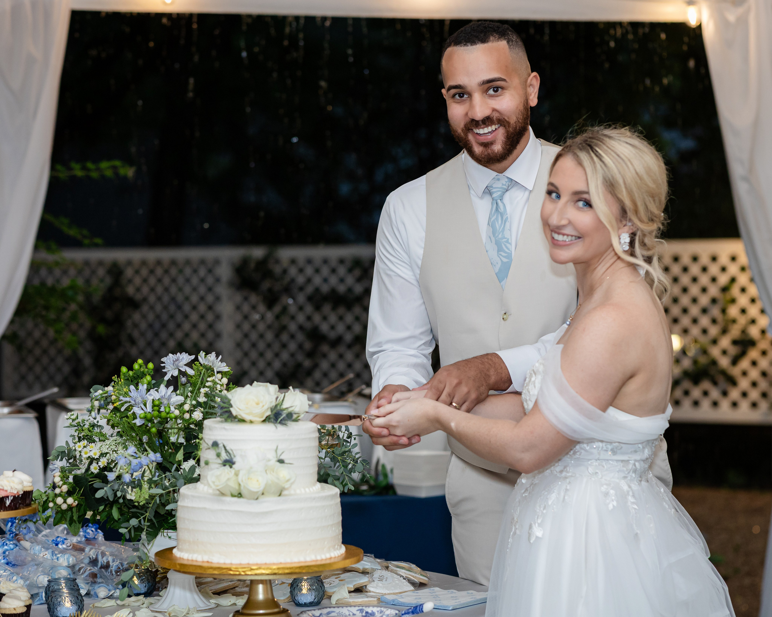 Blue wedding of Stacey and Madison at Liberty Hall Bed & Breakfast located in Traveler’s Rest SC. Wedding and portrait photography in Greenville SC