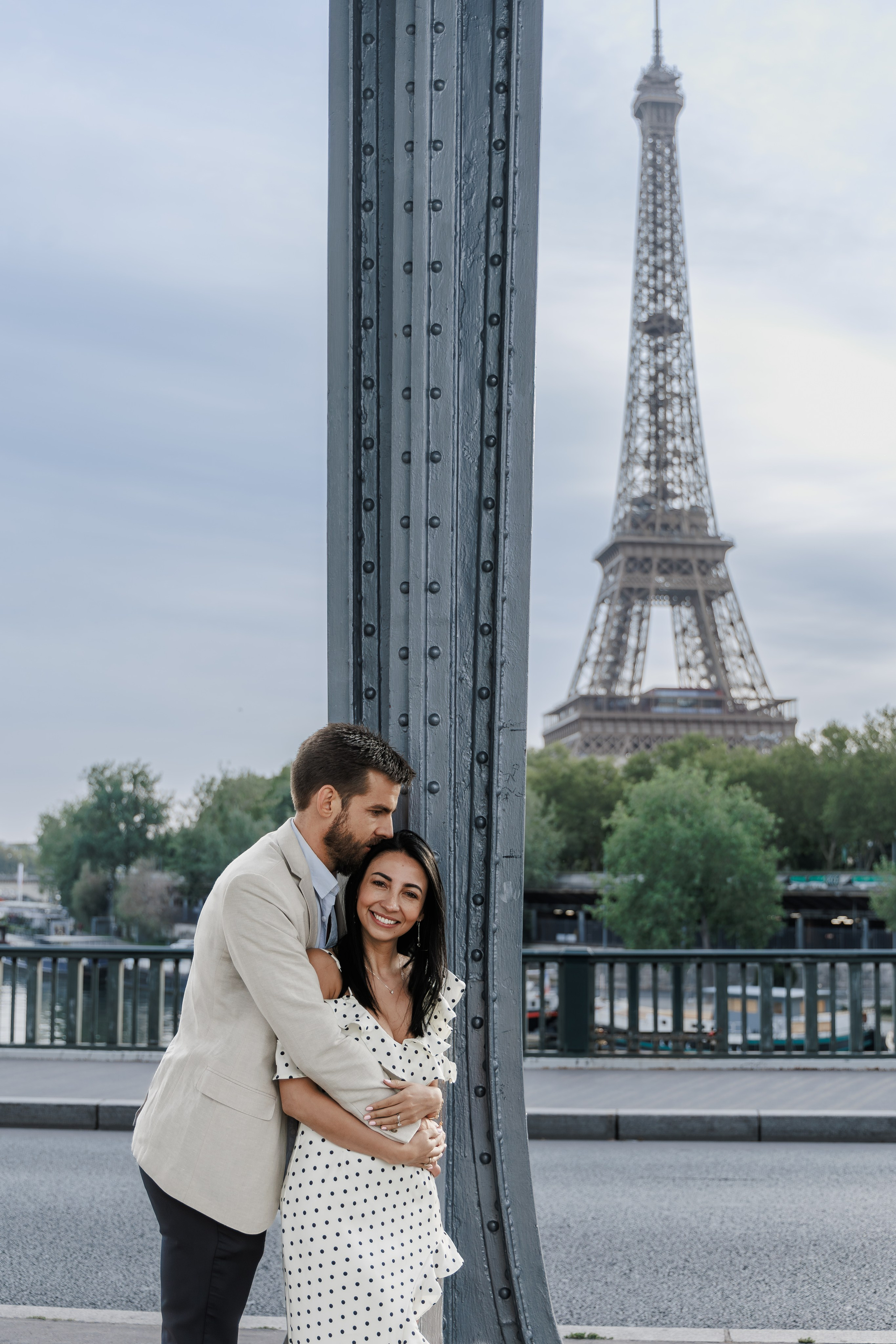 Bir-Hakeim Bridge in Paris — The Iconic Location for Luxury Proposal & Elopement Photography. Photographe à Paris