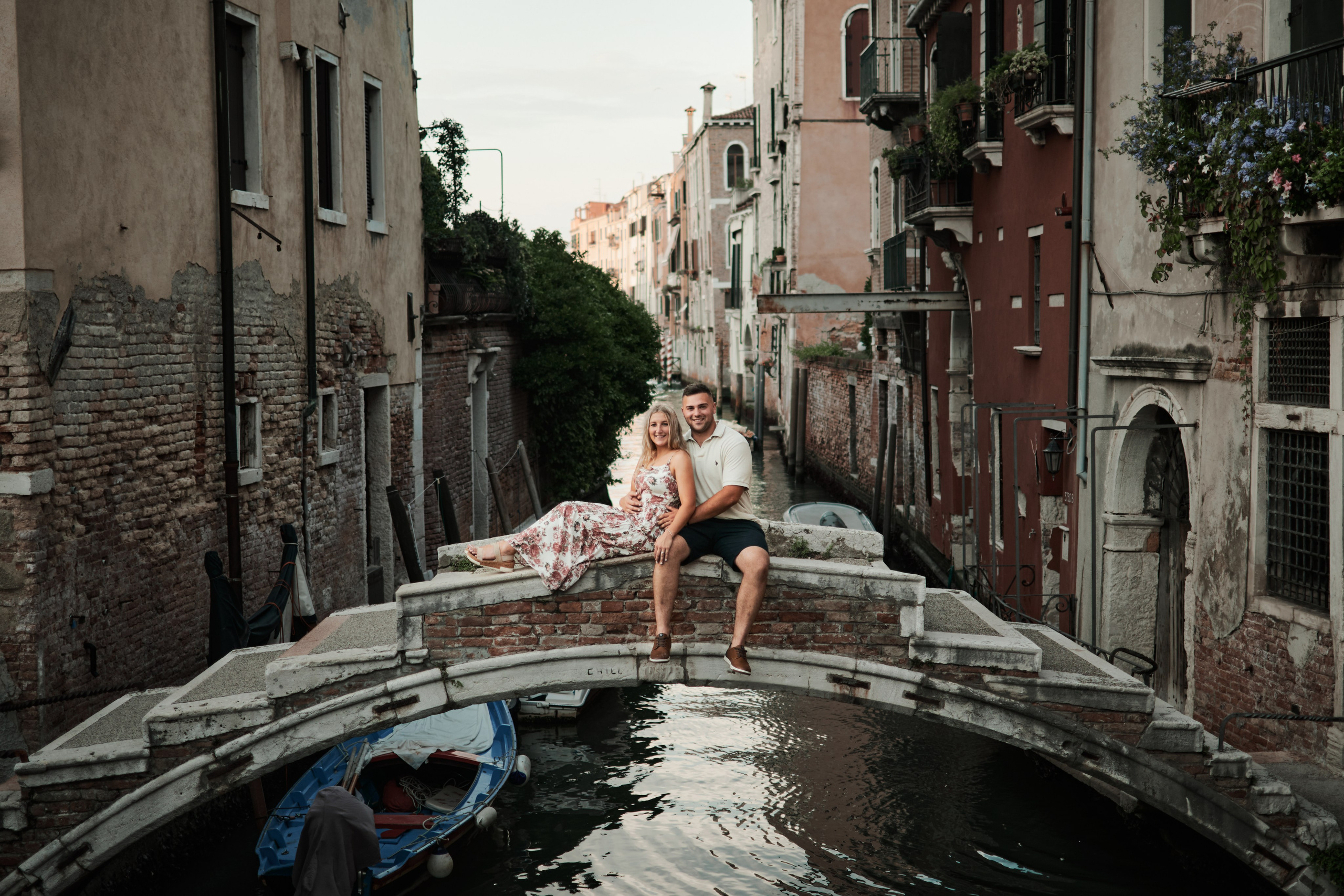It crosses the San Felice Canal and has a feature that makes it unique in Venice: in fact it has the peculiarity of not having railings. In the past centuries, and until the nineteenth century, the majority of the venetian bridges had no railings. It was decided therefore relatively recently to equip existing bridges with railings (in venetian “spallette”) to increase the safety of pedestrians.The name “Chiodo” comes from the family who used to live there — the Chiodo Family.