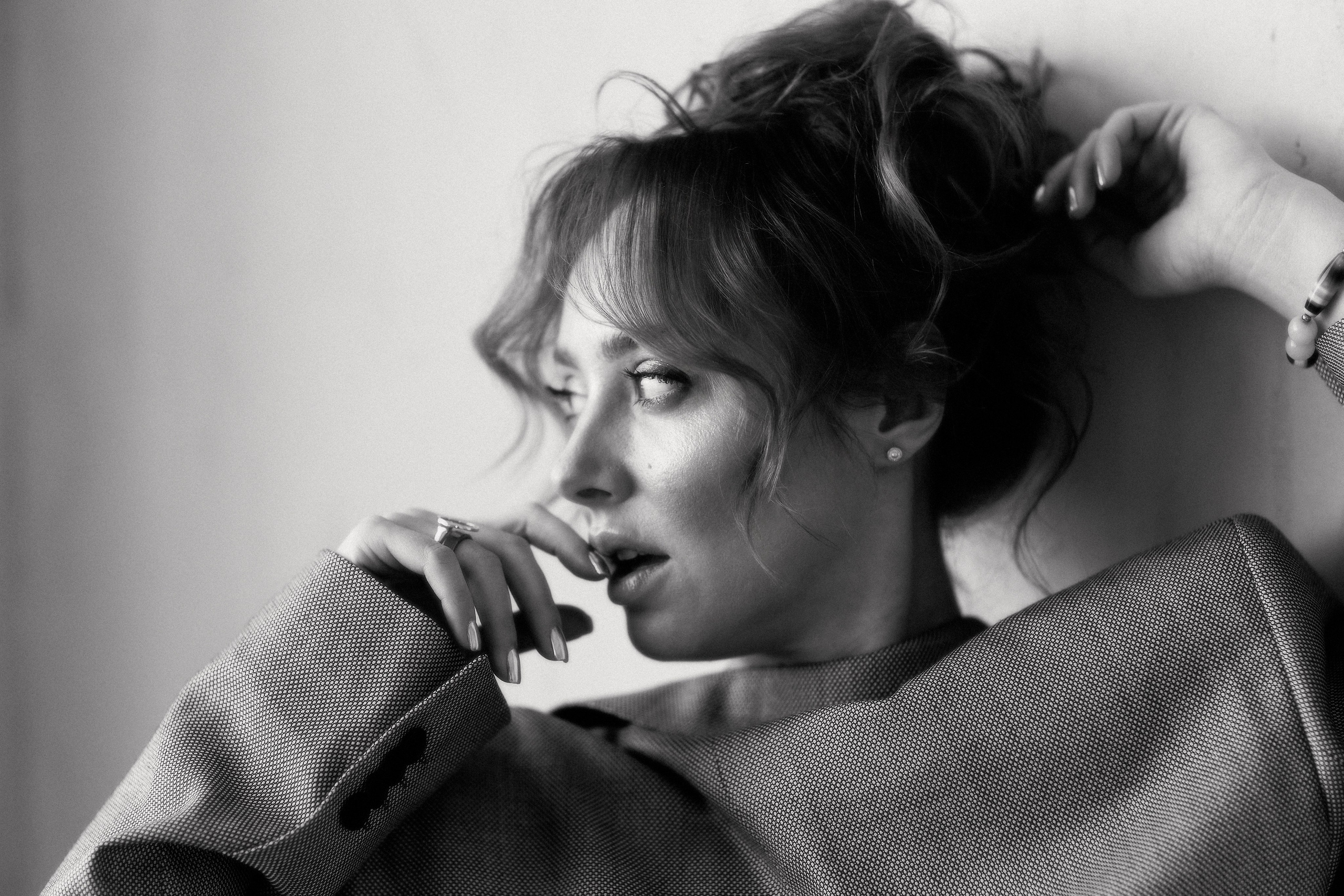 Сильный контраст света и тени на лице модели в черно-белом портрете