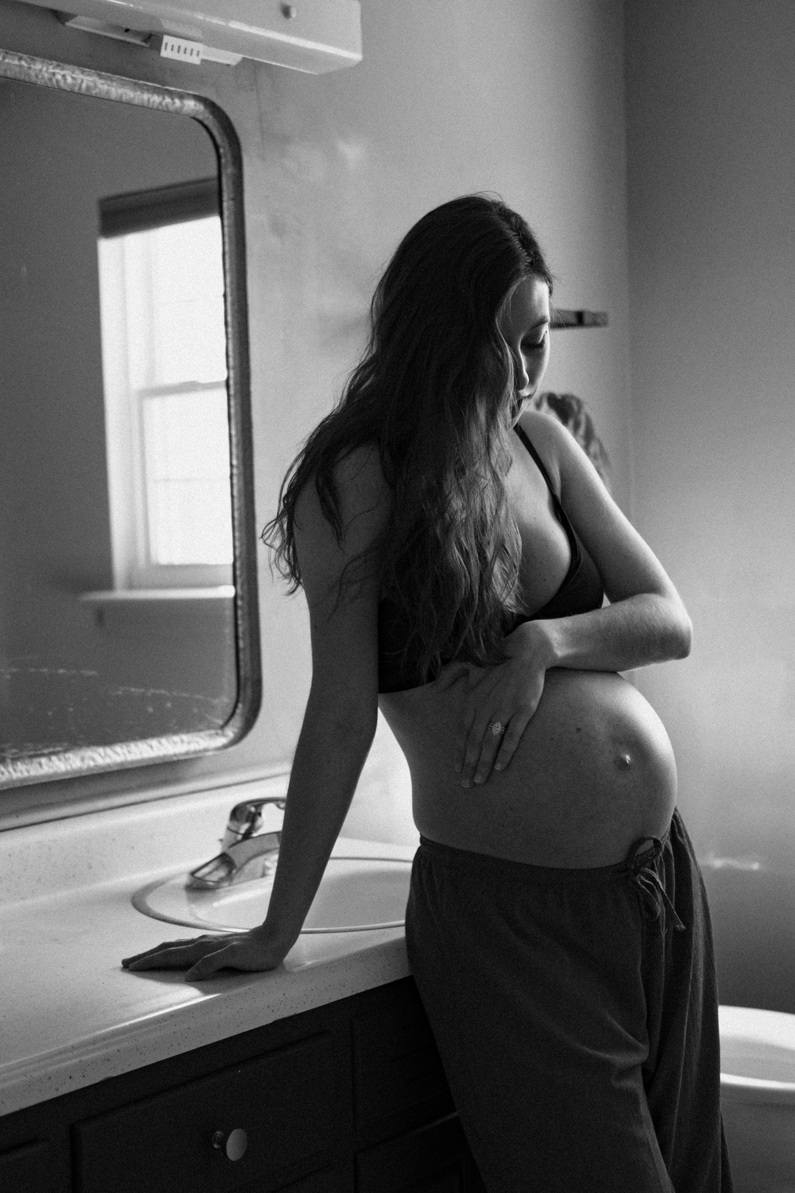 Maternity Photography Portfolio | Artistically capturing pregnancy in Richmond, VA. Family Photographer Richmond VA | Anna Dobrovolskaia