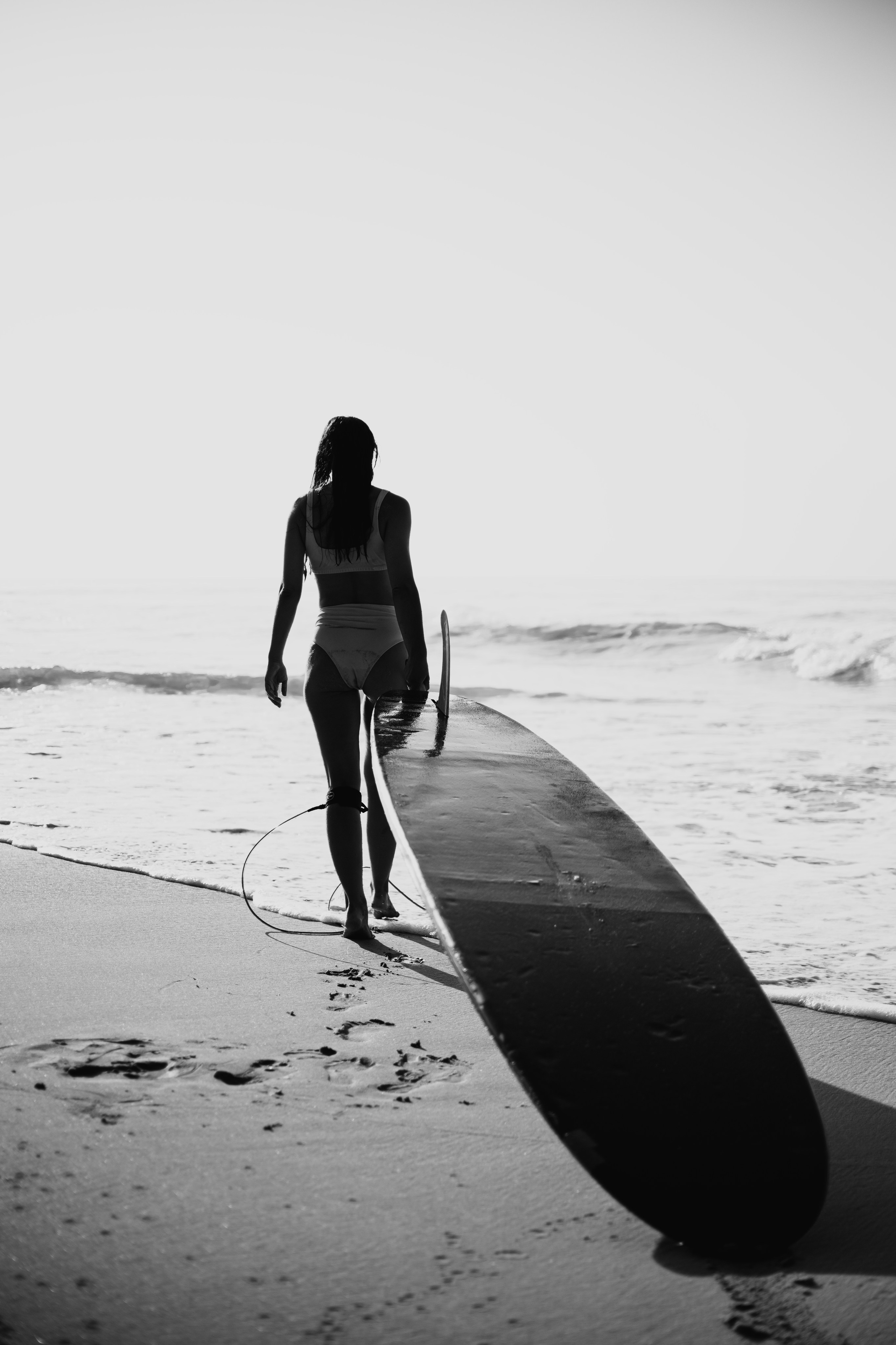 Photoshoot with a surfboard | BW