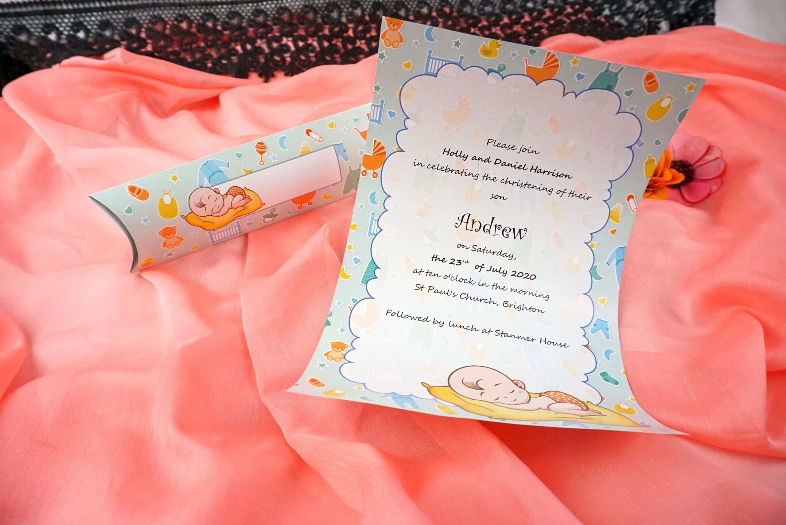 COD- 18000B / 5,20 LEI (Prețul include tipărirea) + 2 LEI TIPĂRIRE PLIC (Opțional) + 3 LEI SIGILIU CEARĂ (Opțional).   DIMENSIUNE 17 x 27 cm.  SUPRAFATA DE TIPARIRE	10.5 x 16 cm. Invitaţii de botez tip papirus confecţionate dintr-un carton lucios, fiind potrivită atât pentru băieţel cât şi pentru fetiţă. Se rulează şi se introduce înplicul cilindric, care prezintă acelaşi model ca şi invitaţia.Descoperă invitațiile perfecte pentru botezul tău! Alege dintr-o varietate de designuri clasice și moderne pentru a anunța ziua specială. #Botez #InvitațiiBotez #InvitațiiPersonalizate. Uvertura Mall Demisol.invitații botez, invitații botez drăgălașe, invitații botez Baby, invitații pastelate botez, invitații cu tematică botez, invitații botez băiat, invitații botez fată, invitații botez personalizate, invitații botez moderne, modele invitații botez originale.invitații digitale, invitații online nuntă, invitații digitale personalizate, invitații electronice, invitații moderne nuntă, invitații de nuntă PDF, invitații WhatsApp nuntă, invitații de nuntă fără print, invitații nuntă economice, invitații digitale elegante Invitații Elegante și Refined: Catalogul Ellite | Nunta, Petreceri, Evenimente Corporate.- invitații nuntă  - modele invitații nuntă  - invitații nuntă 2025  - invitații de nuntă elegante  - invitații de nuntă personalizate  - invitații nuntă online  - invitații nuntă handmade  - catalog invitații nuntă  - invitații originale nuntă  - invitații de nuntă moderne  - invitații nuntă vintage  - invitații nuntă rustice  - invitații nuntă clasice  - design invitații nuntă  - invitații de nuntă cu tematică.- invitații nuntă florale  - invitații nuntă boho  - invitații nuntă aurii  - invitații nuntă minimaliste  - invitații nuntă cu sigiliu  - invitații nuntă cu acuarelă  - invitații nuntă cu fotografie  - invitații nuntă cu inițiale  - invitații nuntă elegante alb-negru  - invitații nuntă cu hârtie texturată  - invitații nuntă cu decupaj laser  - invitații nuntă cu flori uscate. - print invitații nuntă  - invitații nuntă personalizate cu numele mirilor  - invitații nuntă cu plic inclus  - invitații nuntă cu cartolină dublă  - invitații nuntă calitate premium  - invitații nuntă ieftine  - invitații nuntă rapide.- invitații nuntă România  - invitații nuntă București / Botoșani . Iași suceava- invitații nuntă cu livrare în țară  - invitații nuntă online România.- „Invitație de nuntă elegantă cu design floral și plic crem”  - „Model de invitație de nuntă vintage cu sigiliu de ceară”  - „Set complet invitații de nuntă personalizate cu inițialele mirilor”  - „Invitație de nuntă modernă cu design minimalist și text negru pe fundal alb”  - „Invitație de nuntă rustică pe hârtie kraft cu șnur de iută”  - „Invitație de nuntă cu decupaj laser și detalii aurii” - „Invitație de nuntă în stil boho cu imprimeu floral colorat”  - „Invitație romantică de nuntă cu flori uscate și panglică din satin”  - „Invitație de nuntă clasică cu monogramă și font caligrafic”  - „Invitație de nuntă în stil glamour cu folie aurie și text embosat”- „Model de invitație de nuntă 2025 cu design elegant și font modern”  - „Cele mai noi invitații de nuntă 2025 – stil floral, sofisticat”nvitații digitale, invitații online nuntă, invitații digitale personalizate, invitații electronice, invitații moderne nuntă, invitații de nuntă PDF, invitații WhatsApp nuntă, invitații de nuntă fără print, invitații nuntă economice, invitații digitale elegante