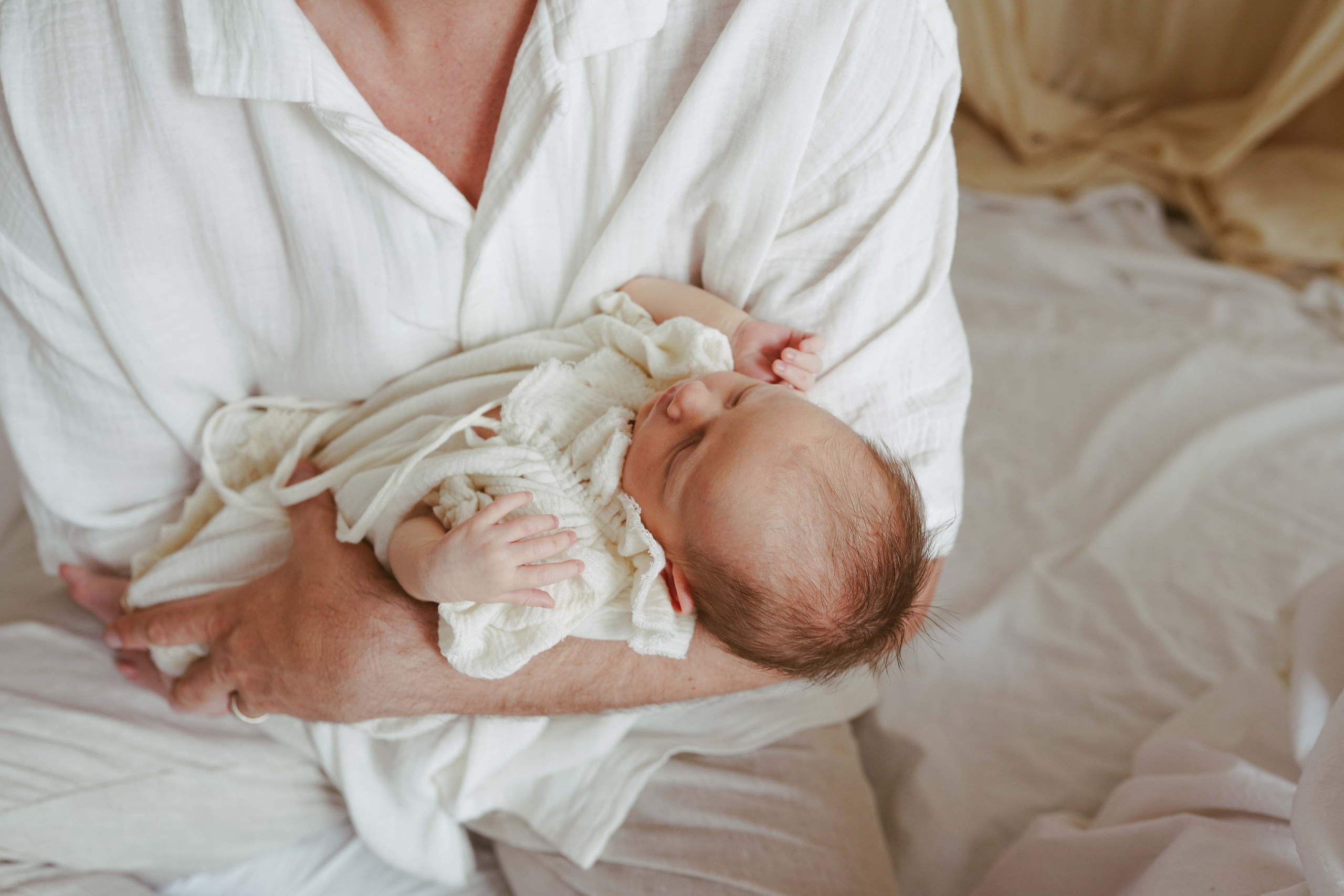 Inspira sesiune foto nou-nascut. Madalina Beda- Artist vizual, fotograf, doula la nastere, consultant babywearing Brasov si in toata tara