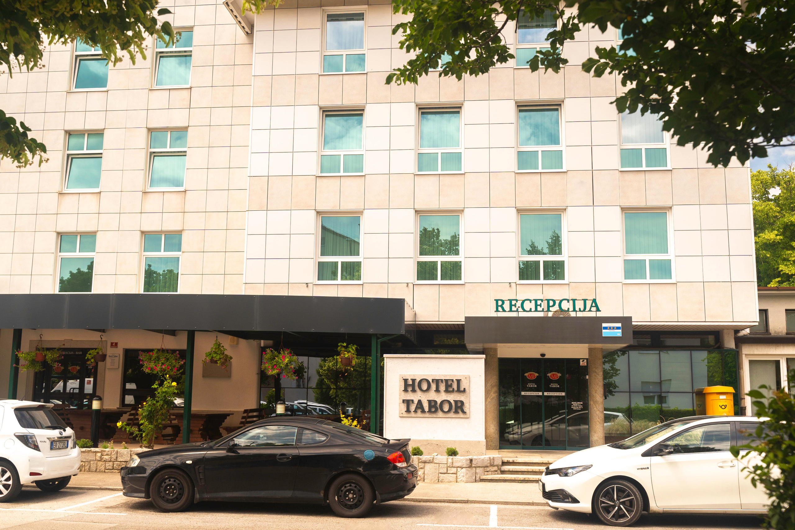 Fotografiranje Interierja. Fotografinja in videografinja Mariia Bortiakova iz Slovenije: fotografiranje dogodkov, portretov in snemanje videov po vsej Sloveniji