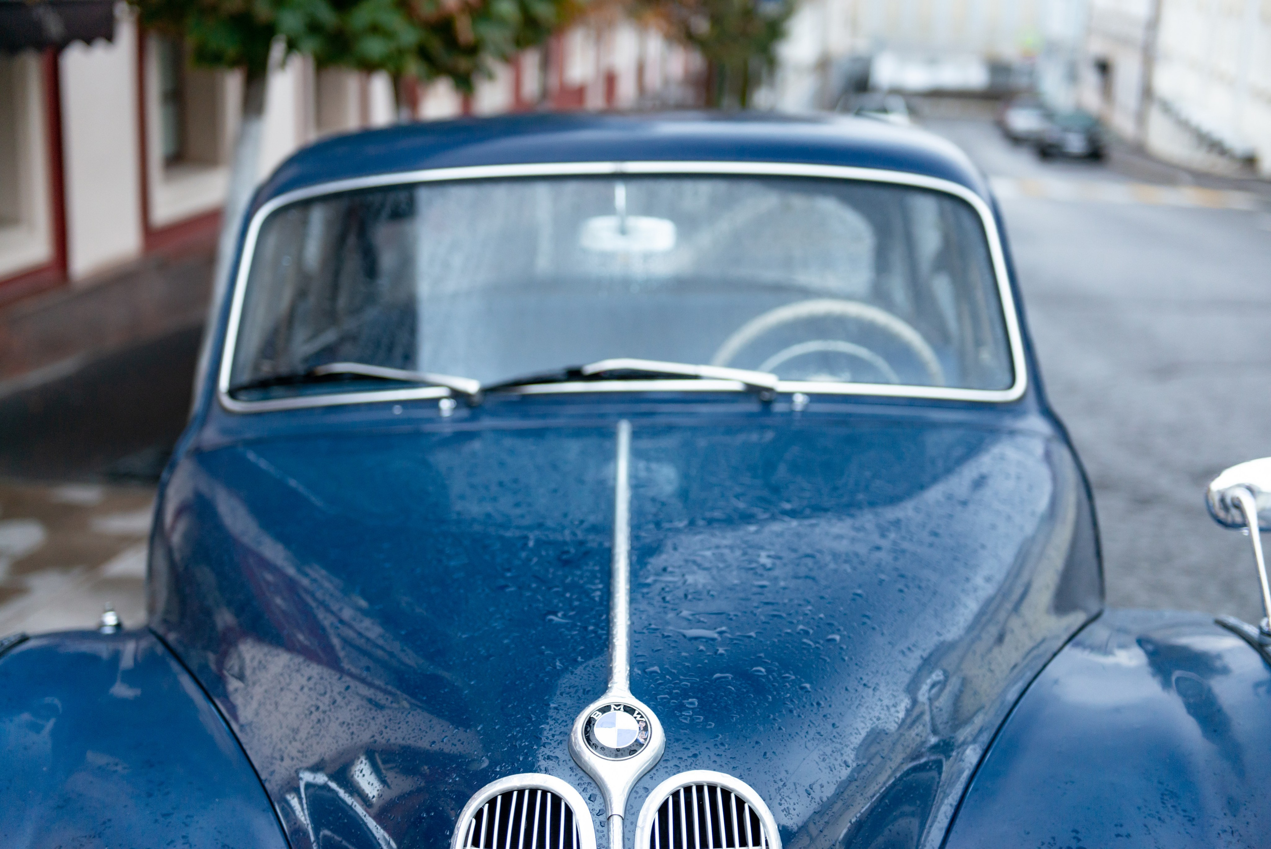 Красивая BMW 501 у ресторана Ноев Ковчег в Москве. ФОТОГРАФ МЕКСИКА КИНТАНА-РОО