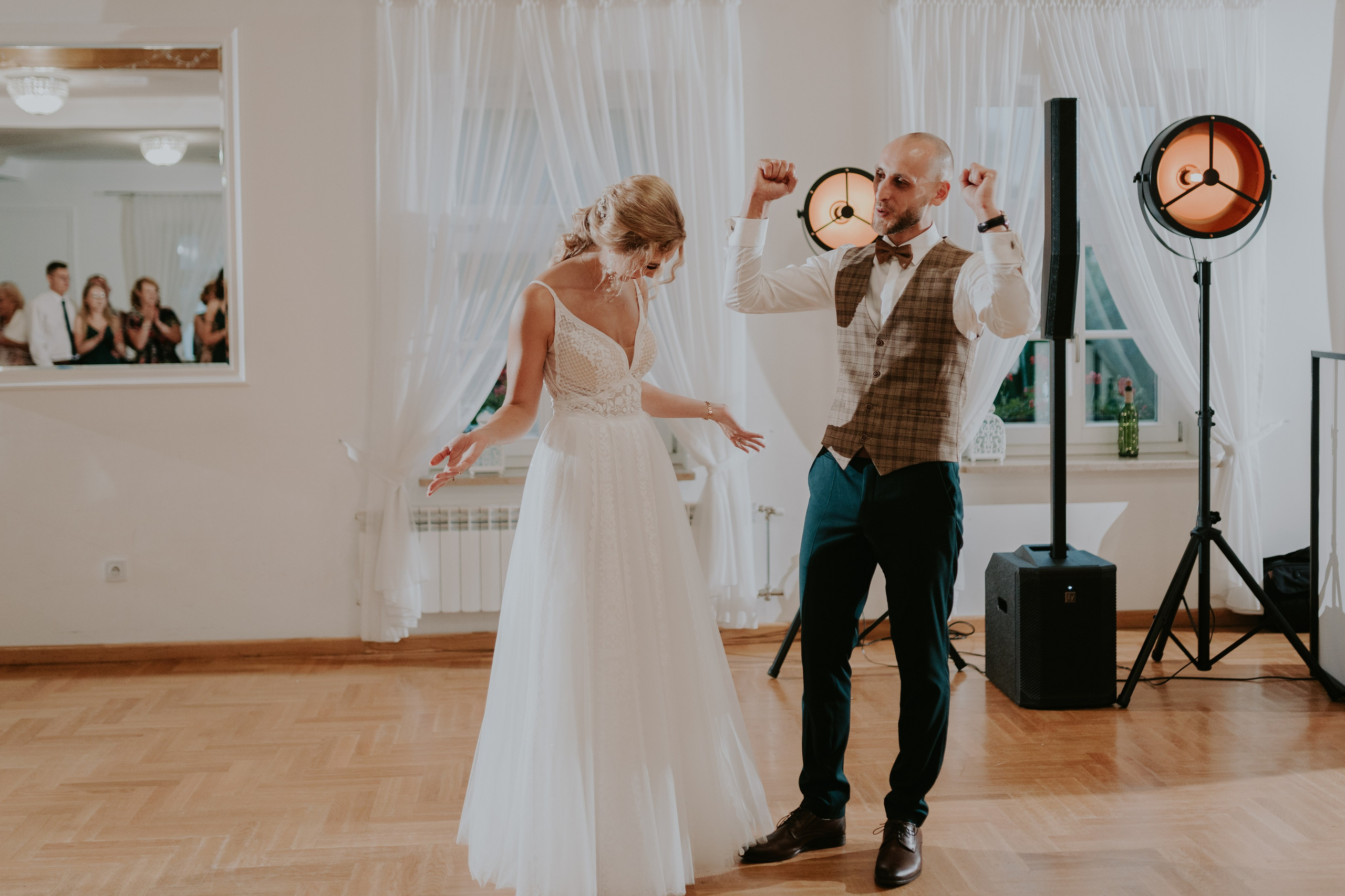 Dwór Wierzbno: plenerowy ślub pod wierzbą. Karkowskafoto - fotografia miłości