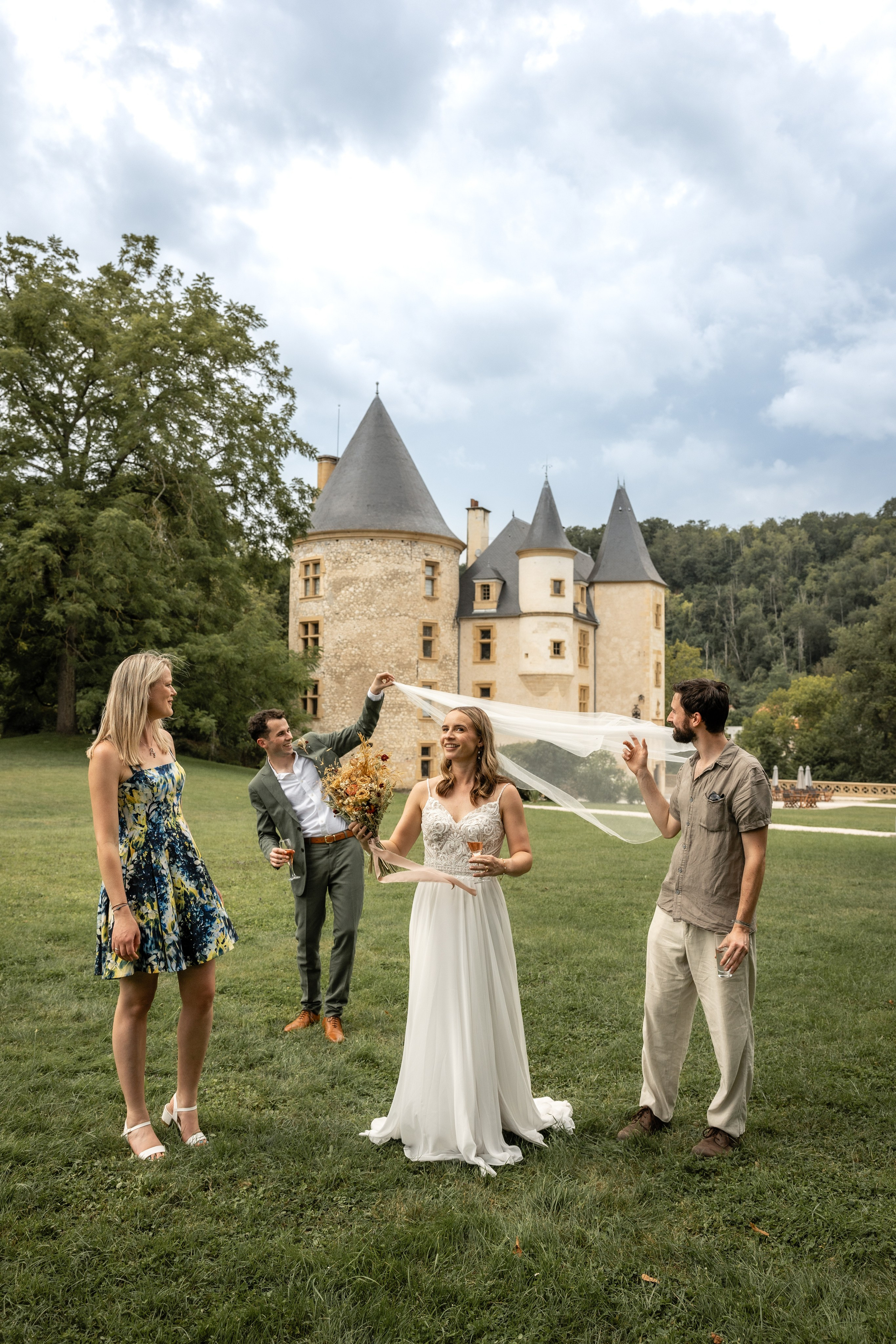 Rachel et Giles. Photo de mariage au Château de Saint-Martory. Eugénie Smirnova — photographe à Toulouse et dans le sud-ouest de la France