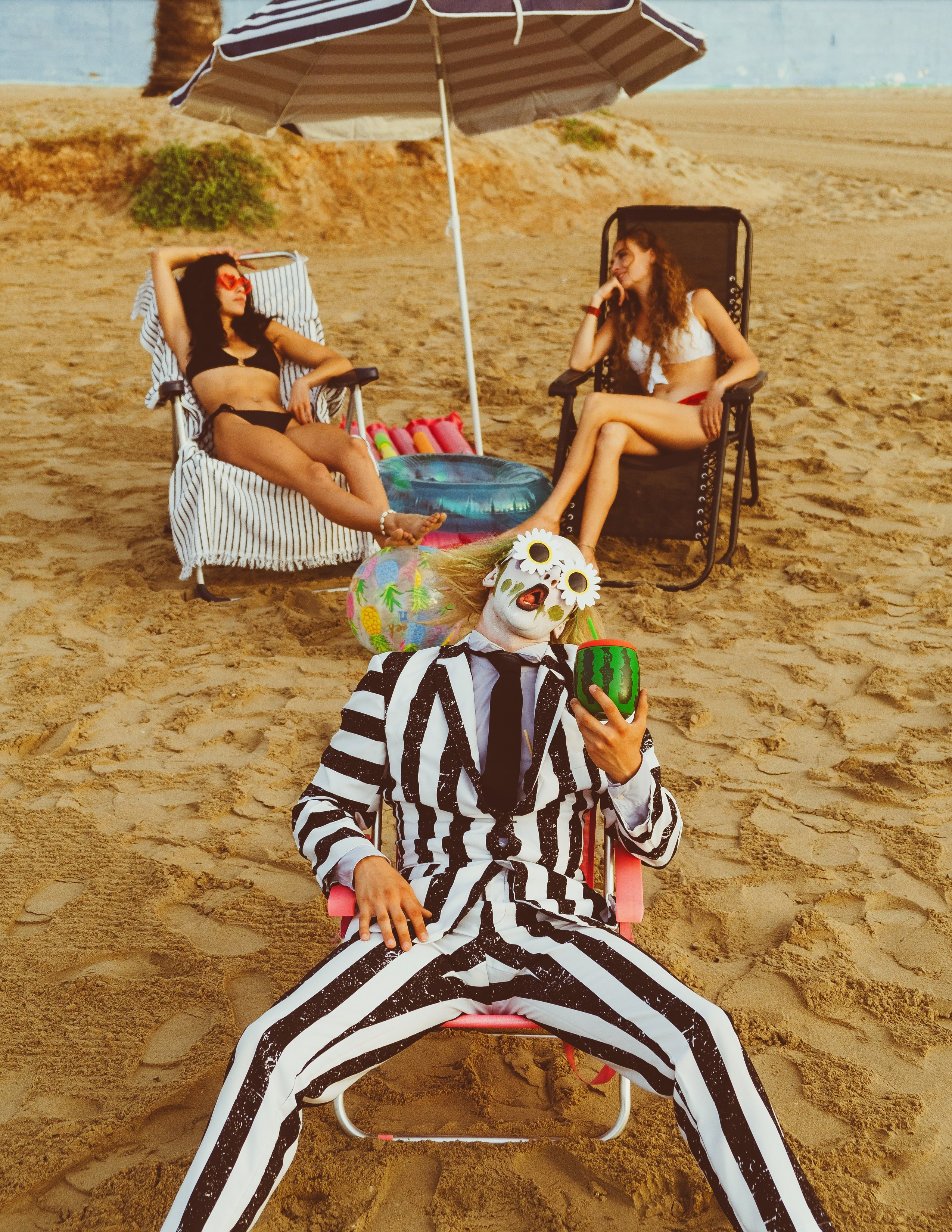 Beetlejuice на море: Экспериментальная фотосессия с цирковыми артистами — Фотограф Андрей Луковников