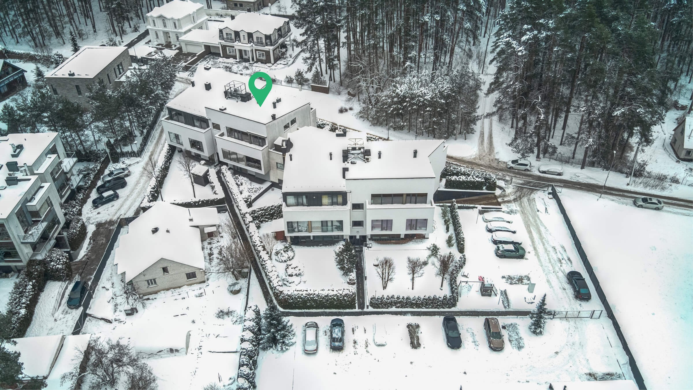 Prabangus namas Vilniuje su 4 kambarių butu – vaizdas iš drono į mišką ir žalią aplinką