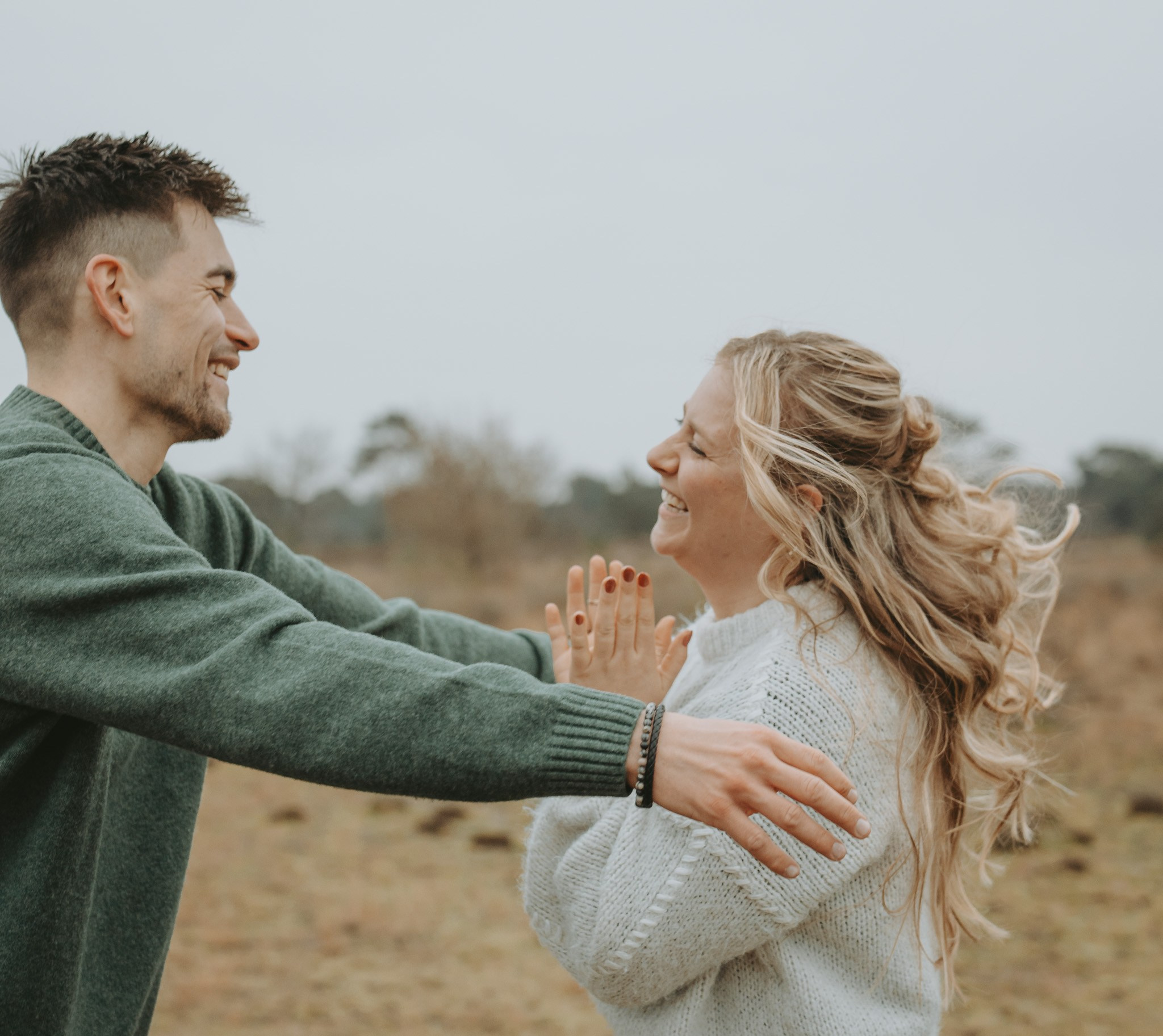 Liefdevolle blik tussen Amy en Berre in natuur - Kapture Fotografie