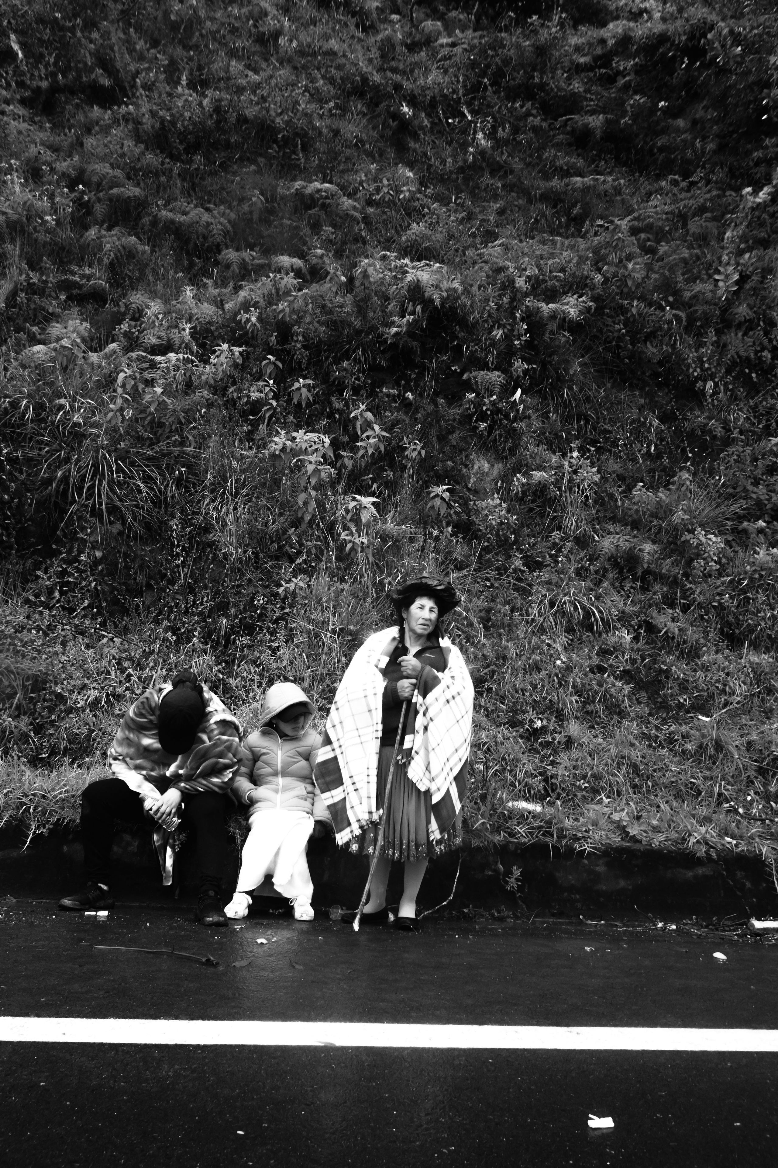 Madre e hijos, a la espera de su Madre. Loja, Ecuador. ©2019