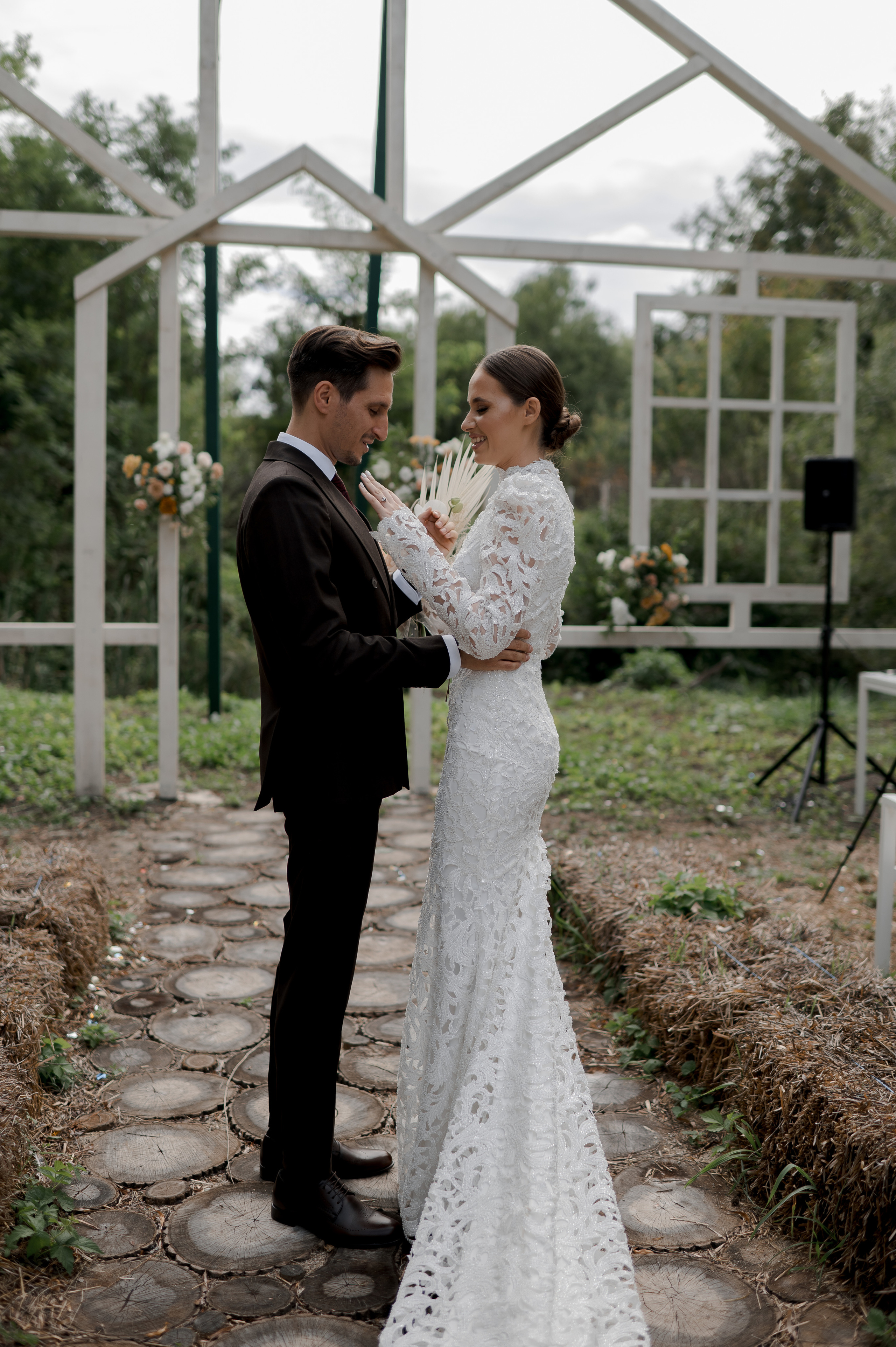 Boho barn wedding in Romania at Papadia Village, Dolj. Wedding photographer and videographer based in Timisoara, Romania