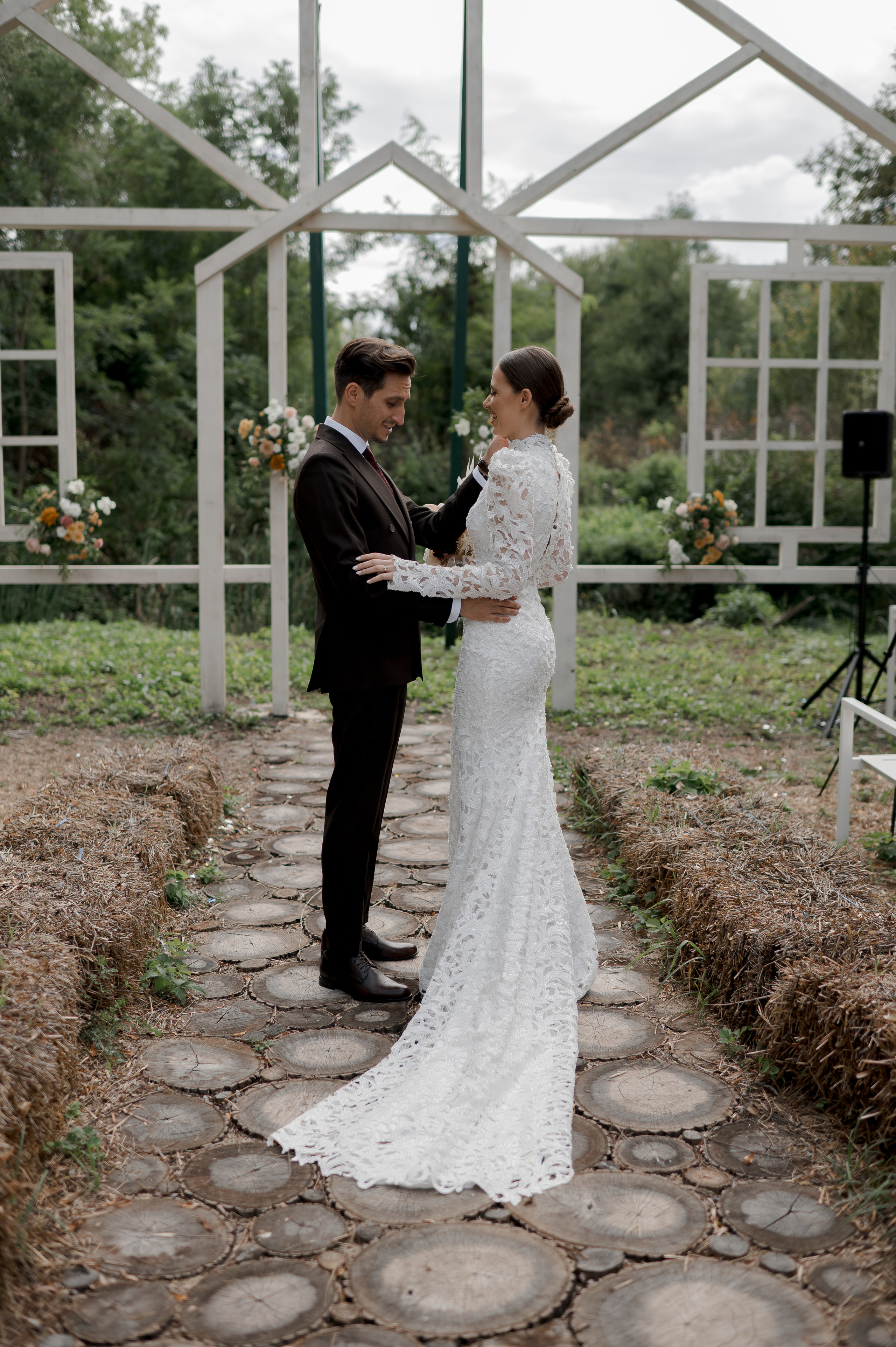 Boho barn wedding in Romania at Papadia Village, Dolj. Wedding photographer and videographer based in Timisoara, Romania