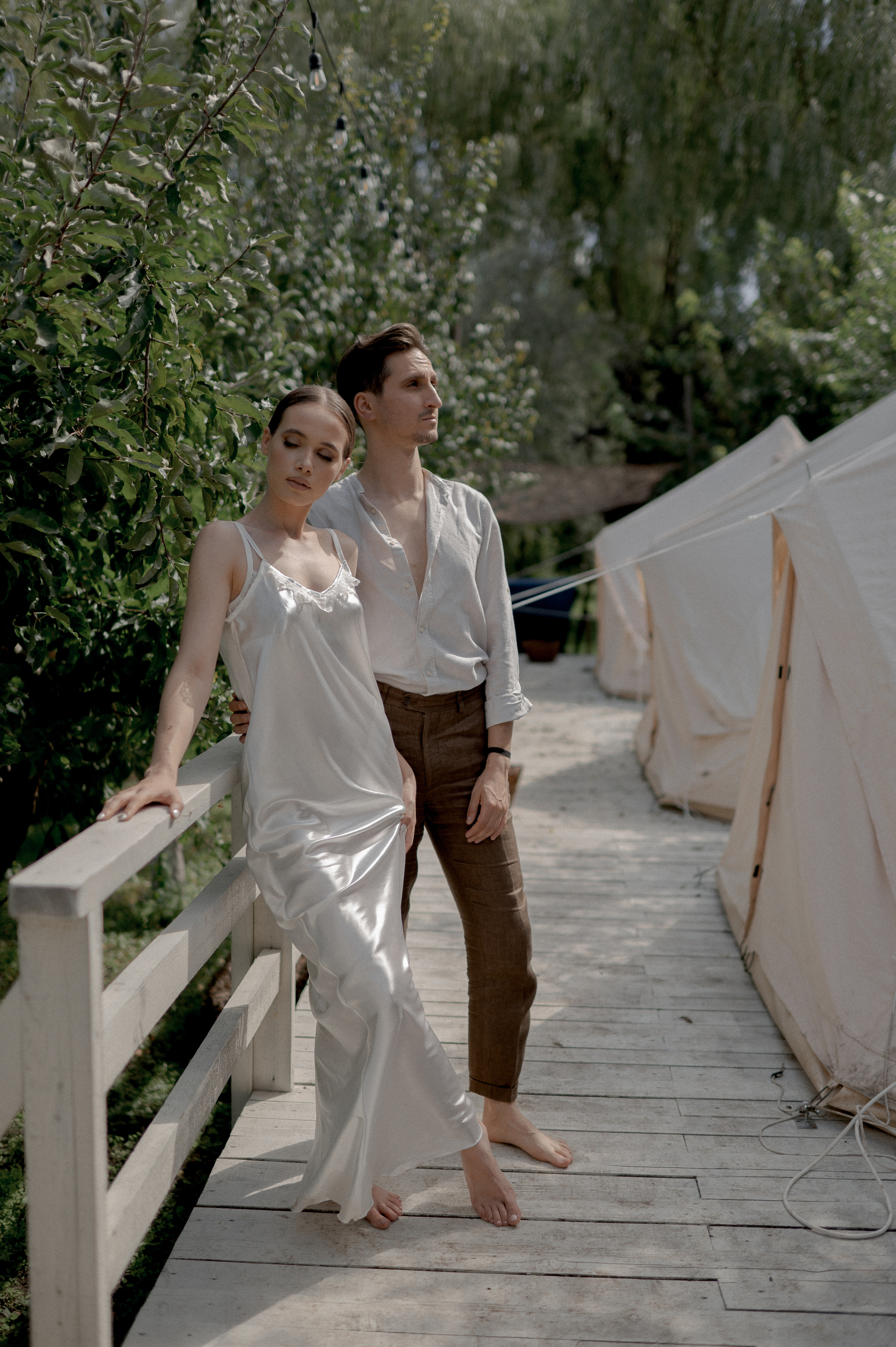 Within the seclusion of a breathtaking garden, glamping tents become the backdrop for the couple's wedding morning, fostering an atmosphere of intimacy and affection.