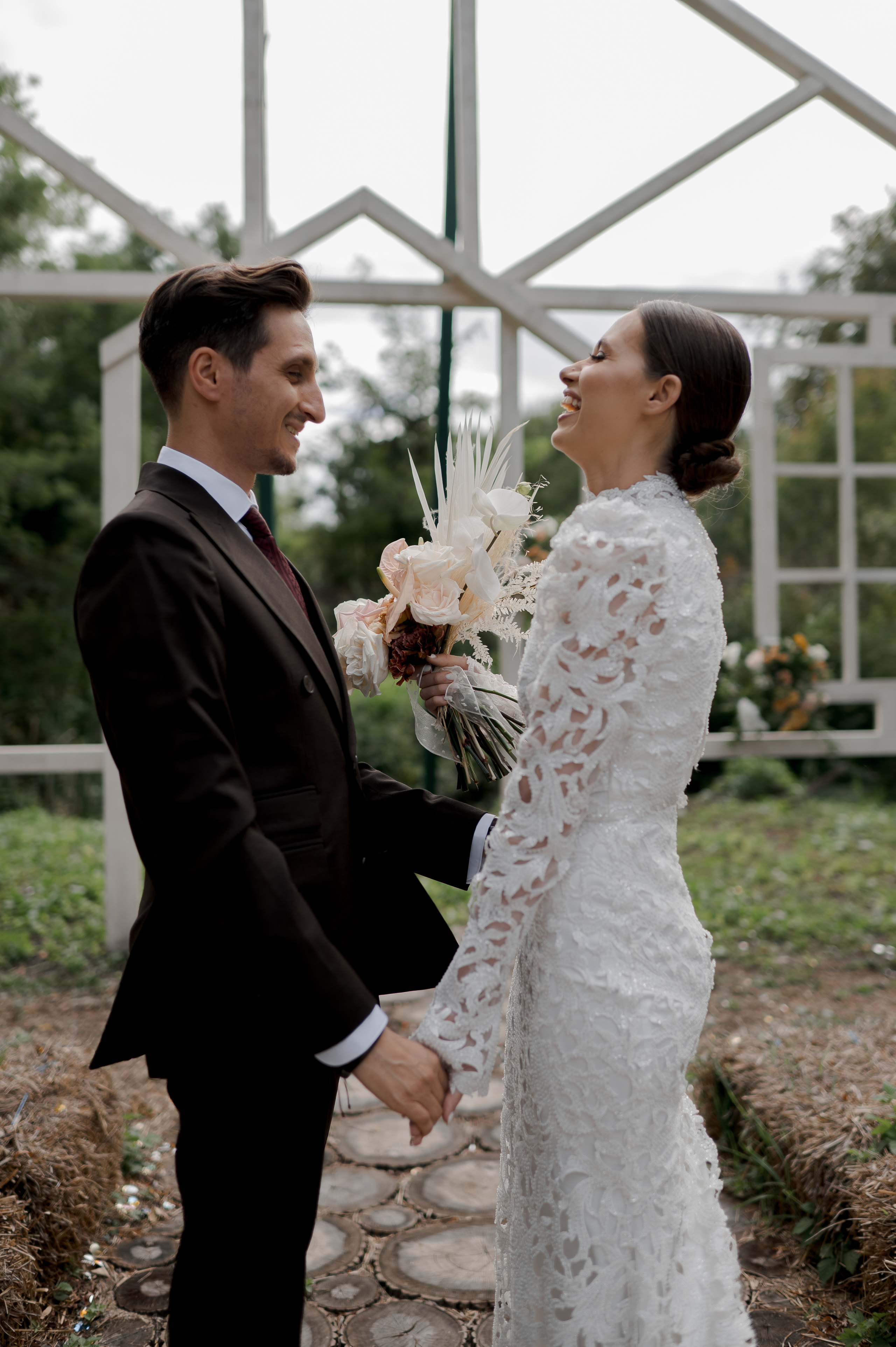 Boho barn wedding in Romania at Papadia Village, Dolj. Wedding photographer and videographer based in Timisoara, Romania
