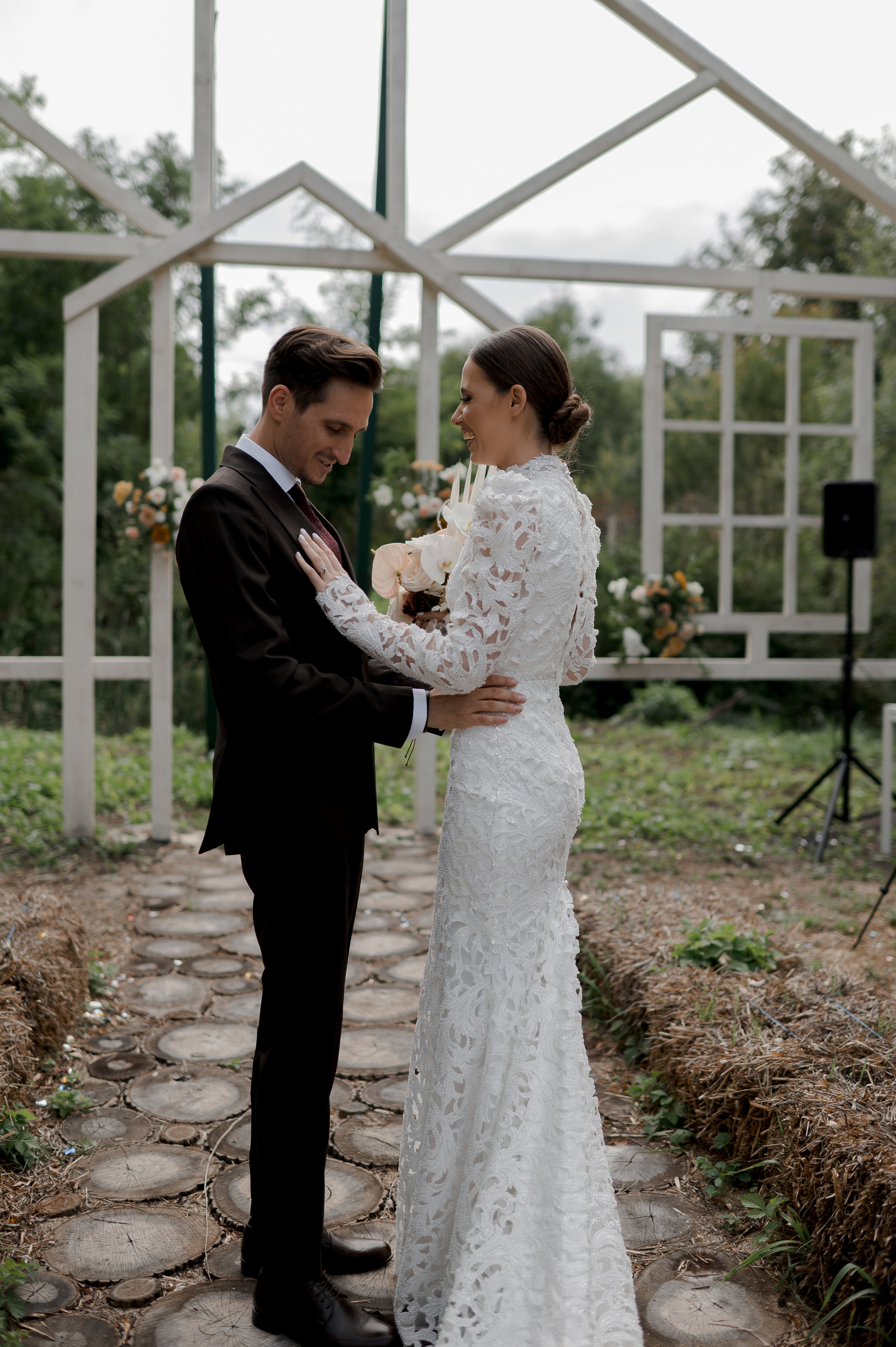 Boho barn wedding in Romania at Papadia Village, Dolj. Wedding photographer and videographer based in Timisoara, Romania