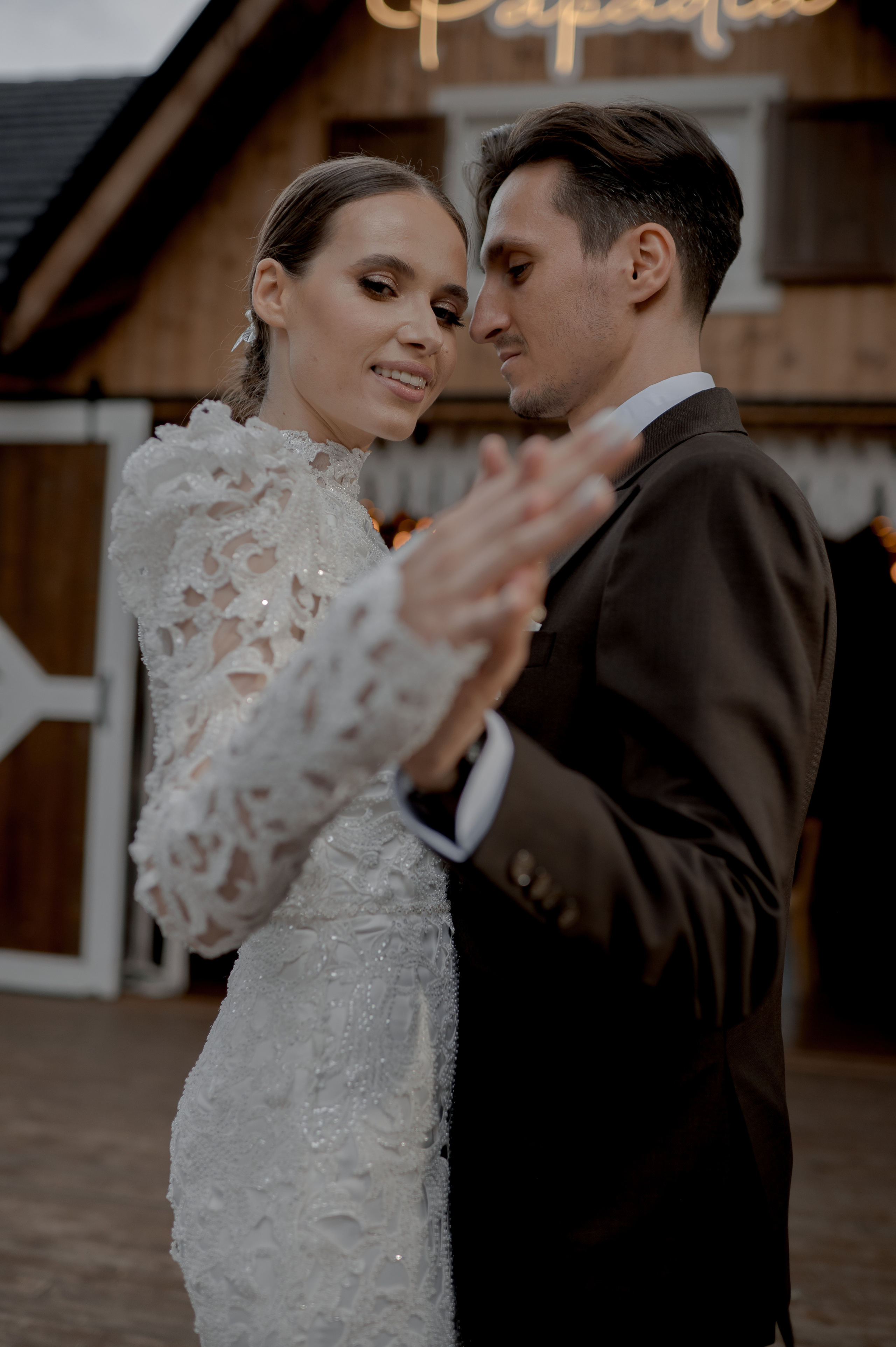 Boho barn wedding in Romania at Papadia Village, Dolj. Wedding photographer and videographer based in Timisoara, Romania