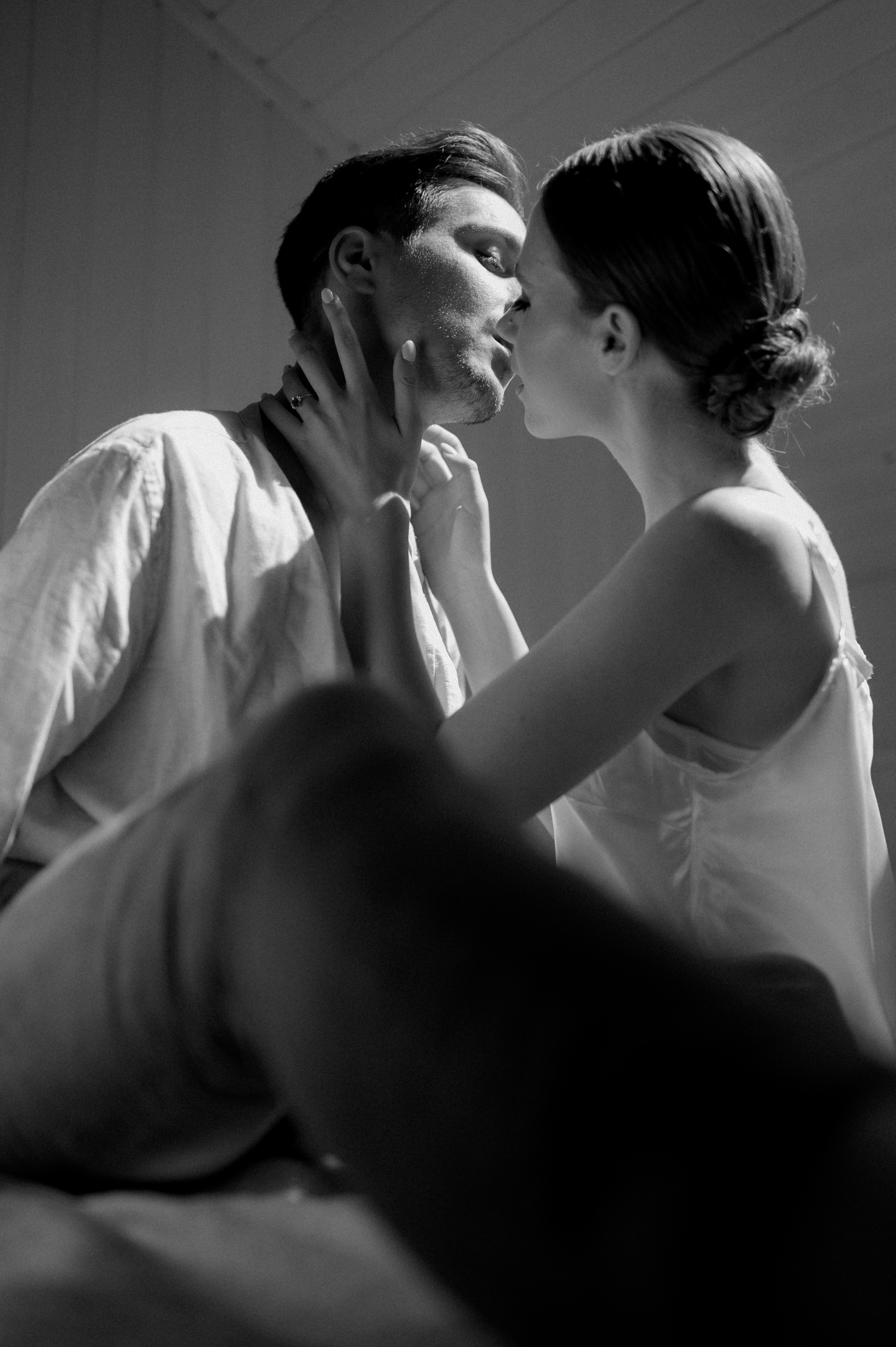 Through the lens of black and white photography, the photographer skillfully immortalizes the couple's intimate wedding morning in bed, capturing their deep connection and excitement for their joyous celebration.