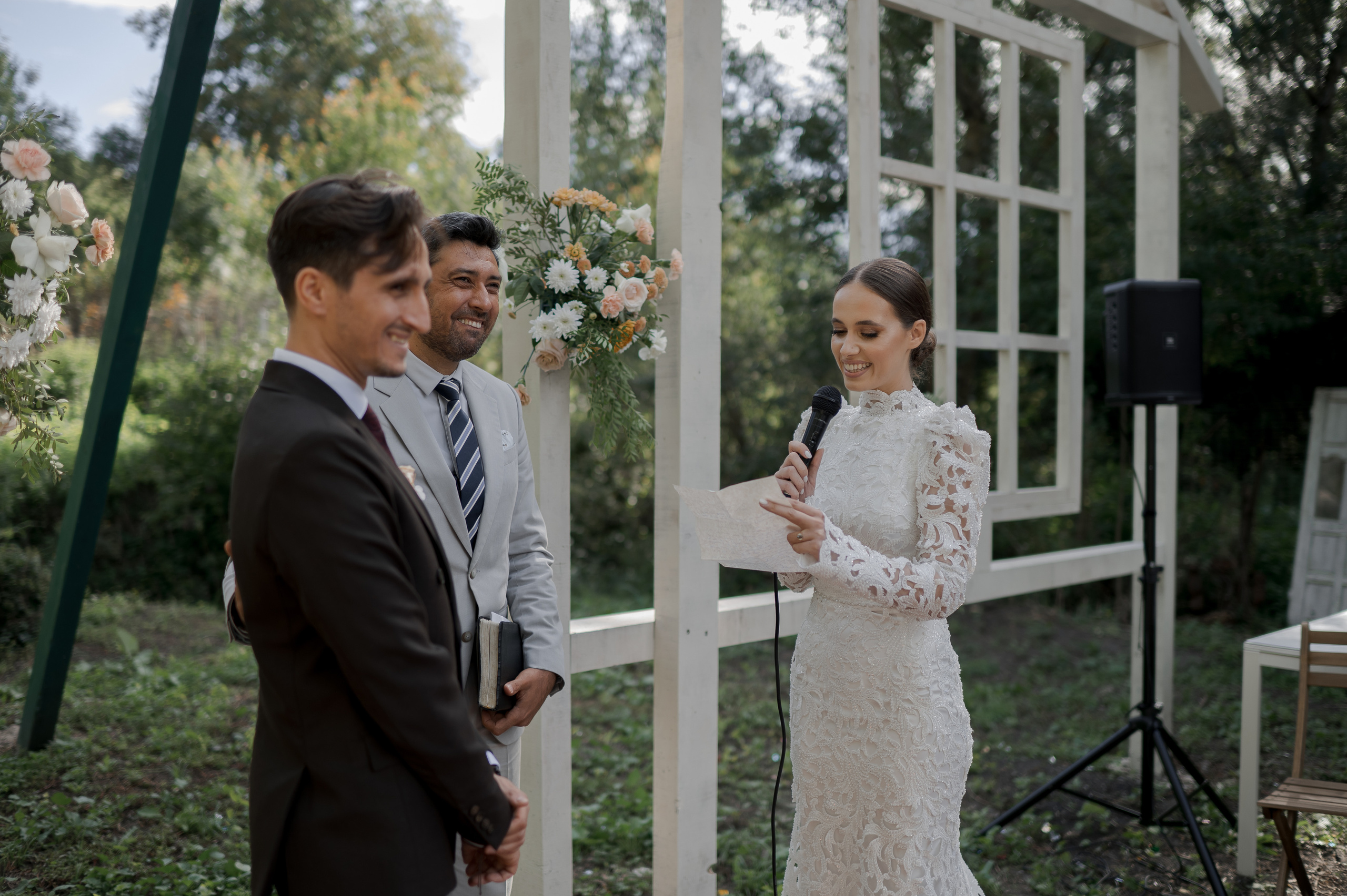 Boho barn wedding in Romania at Papadia Village, Dolj. Wedding photographer and videographer based in Timisoara, Romania