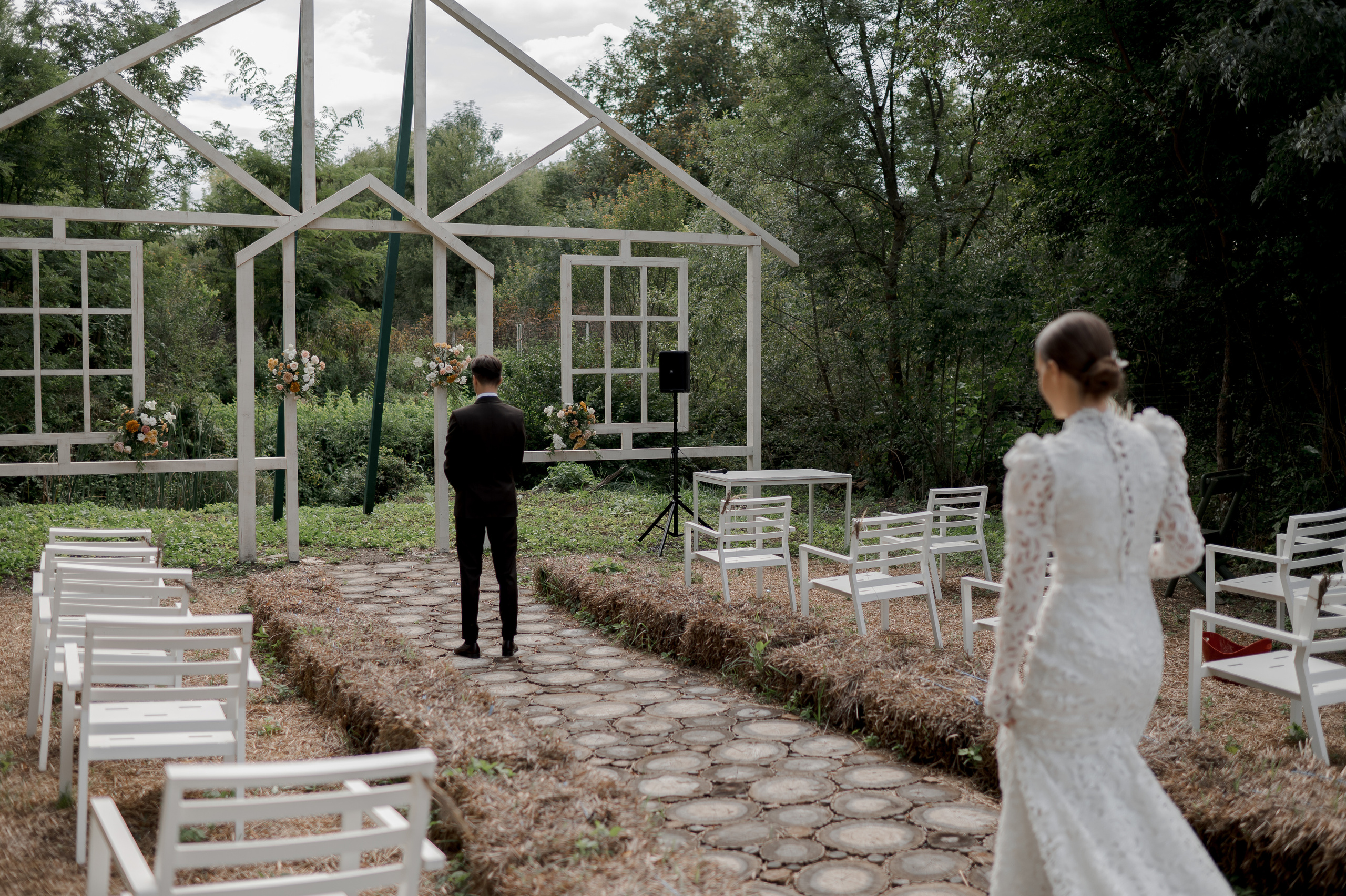 Boho barn wedding in Romania at Papadia Village, Dolj. Wedding photographer and videographer based in Timisoara, Romania
