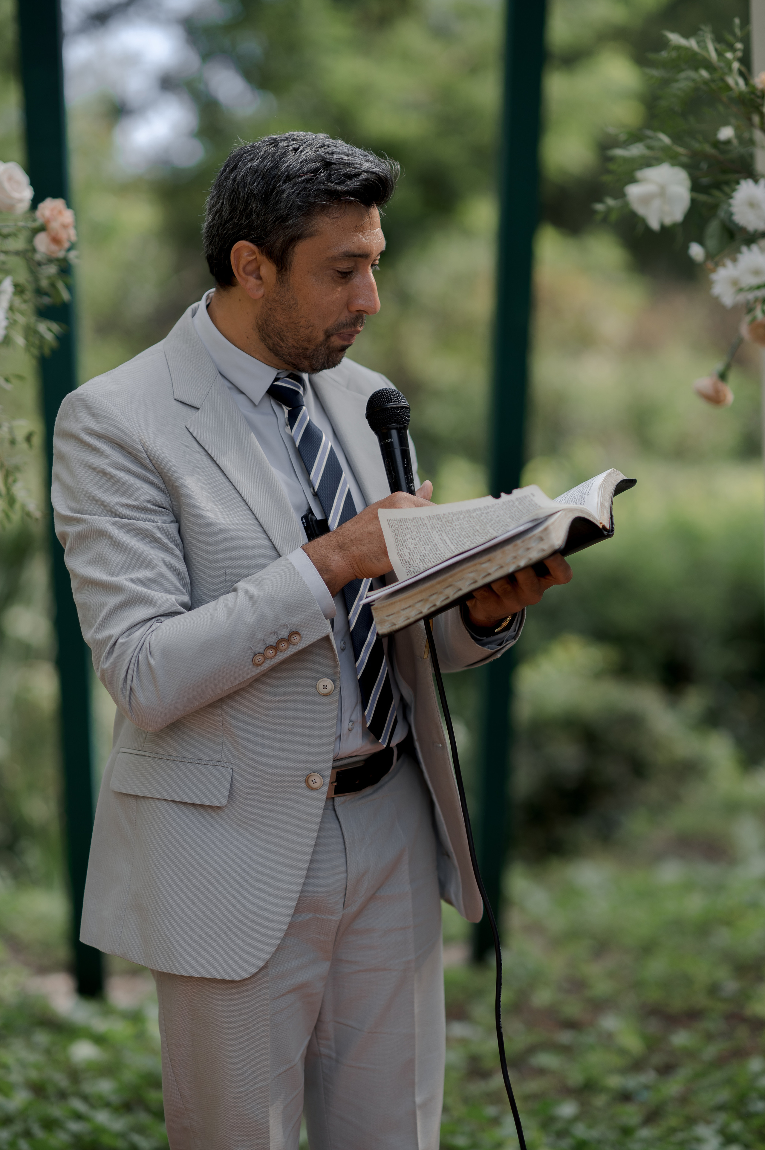 Boho barn wedding in Romania at Papadia Village, Dolj. Wedding photographer and videographer based in Timisoara, Romania