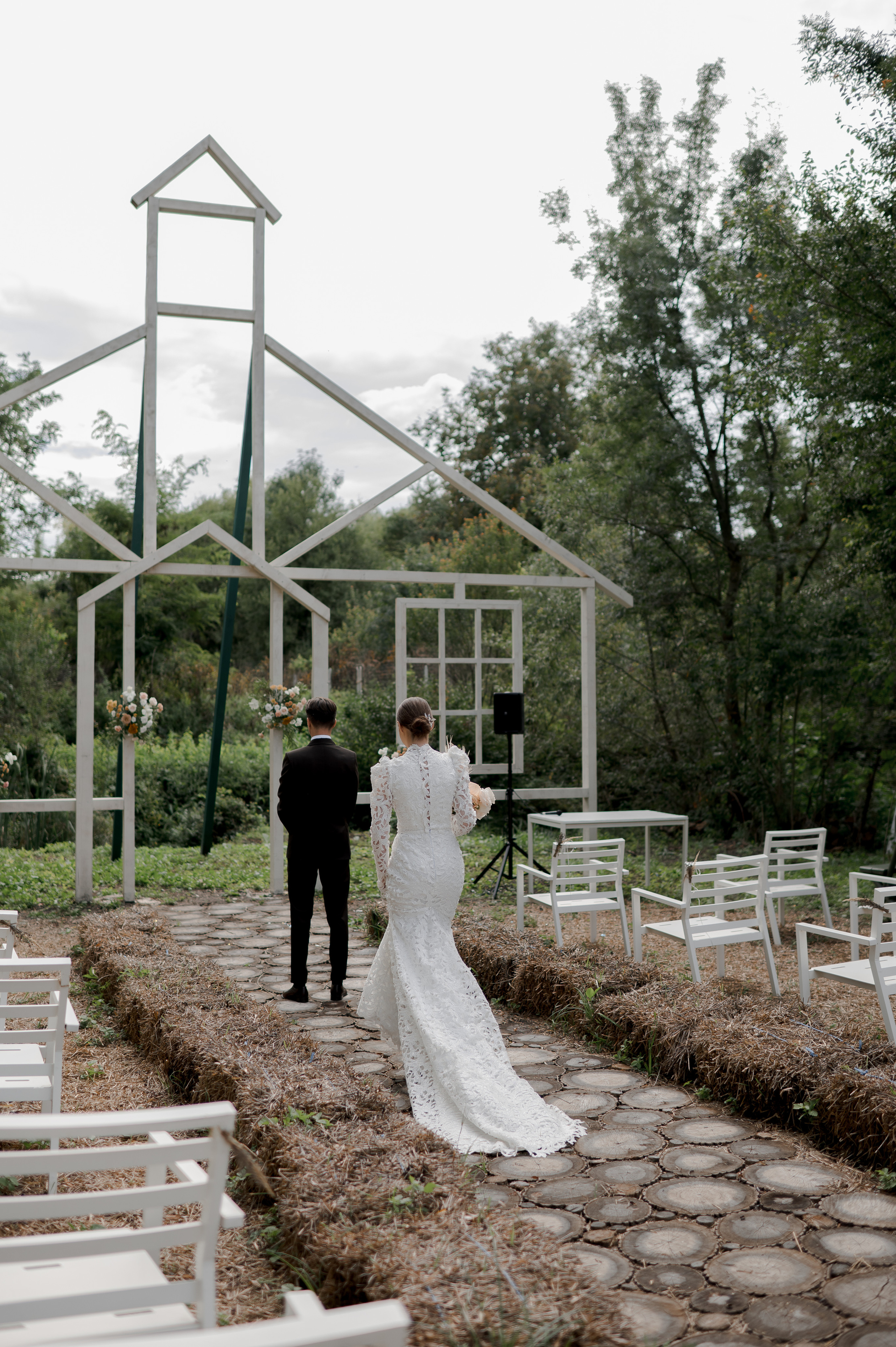 Boho barn wedding in Romania at Papadia Village, Dolj. Wedding photographer and videographer based in Timisoara, Romania