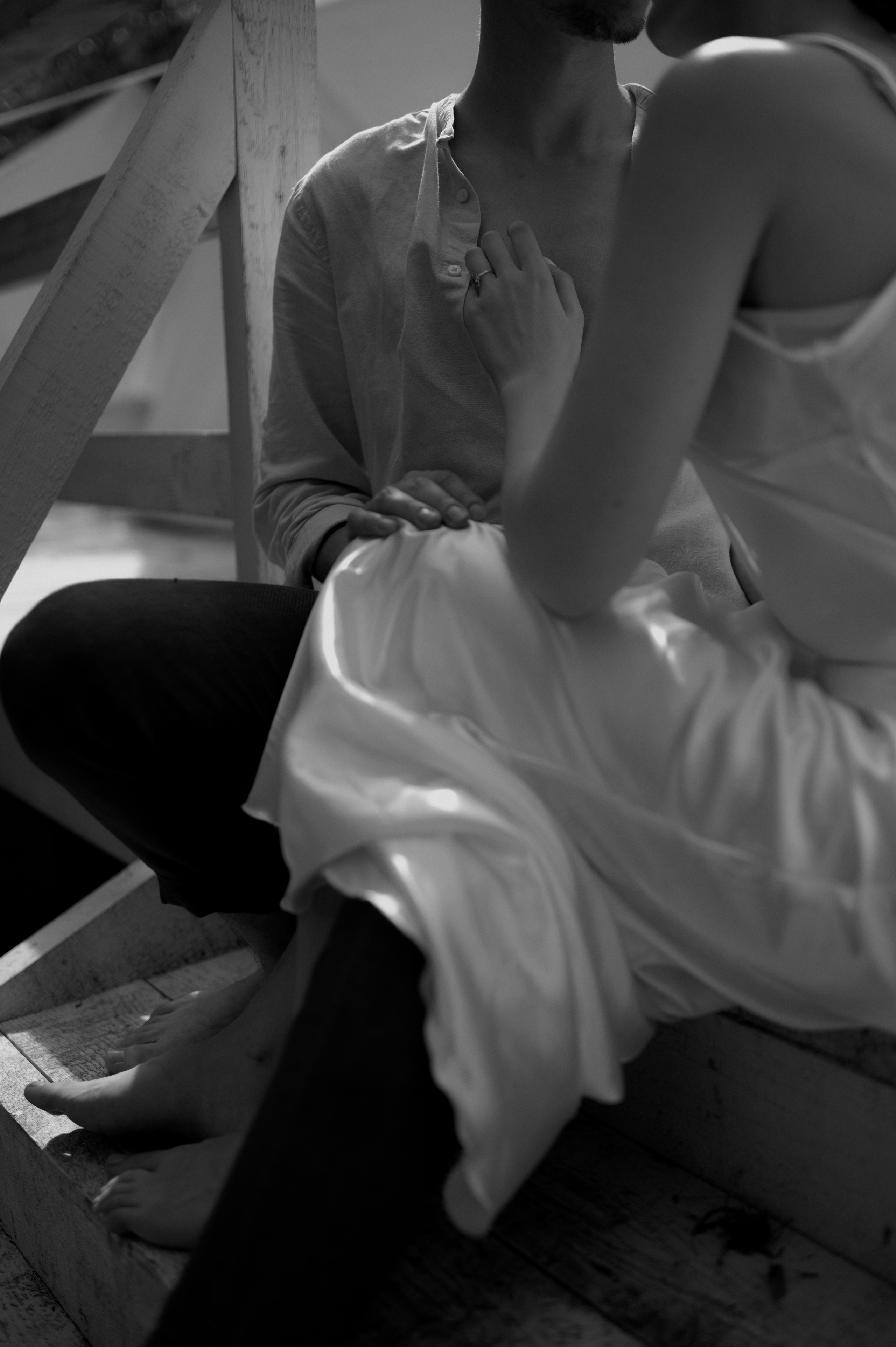 In the seclusion of a picturesque garden, glamping tents become the backdrop for the couple's wedding morning, providing an intimate space for their loving and tender exchanges.