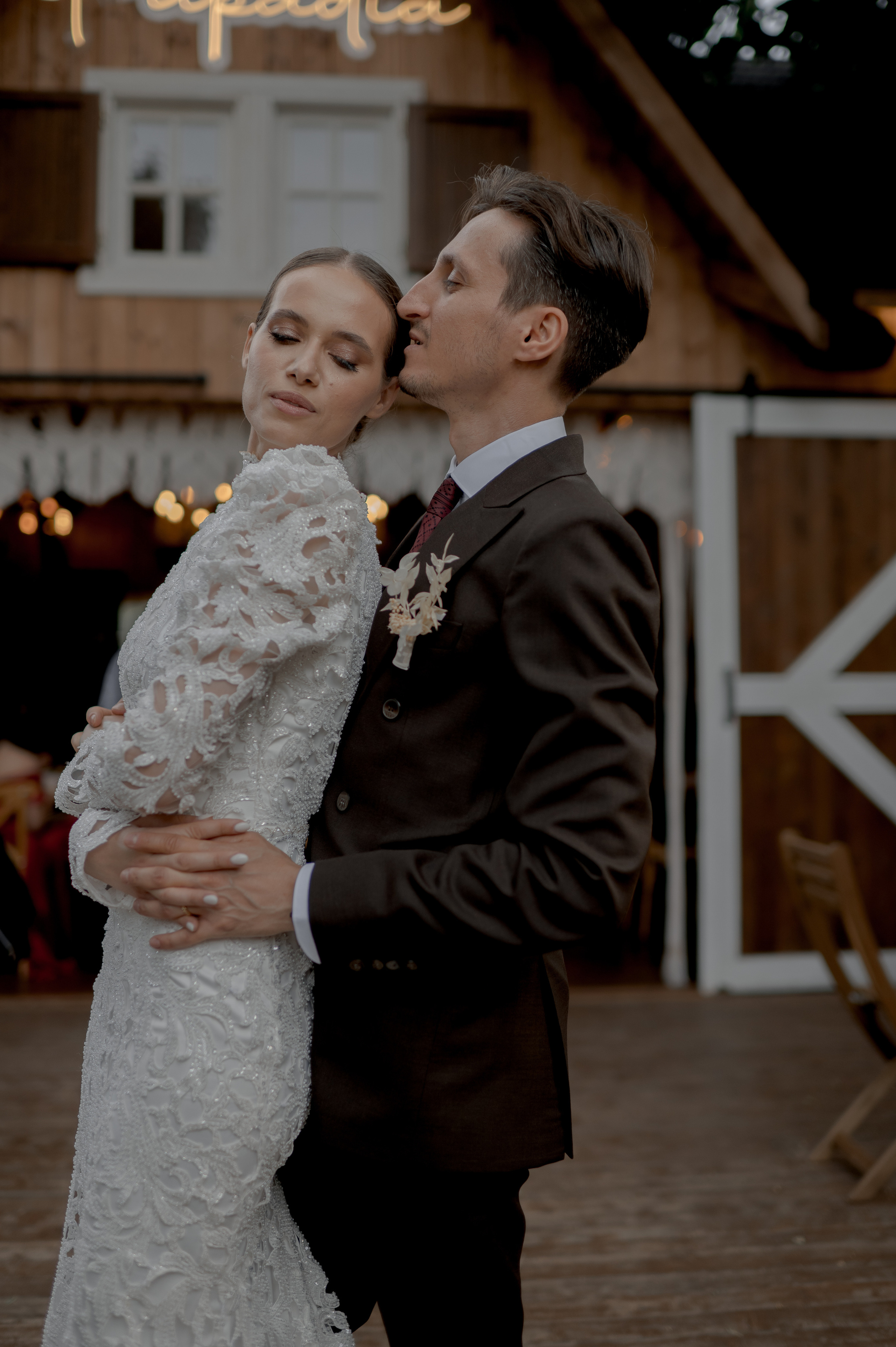Boho barn wedding in Romania at Papadia Village, Dolj. Wedding photographer and videographer based in Timisoara, Romania