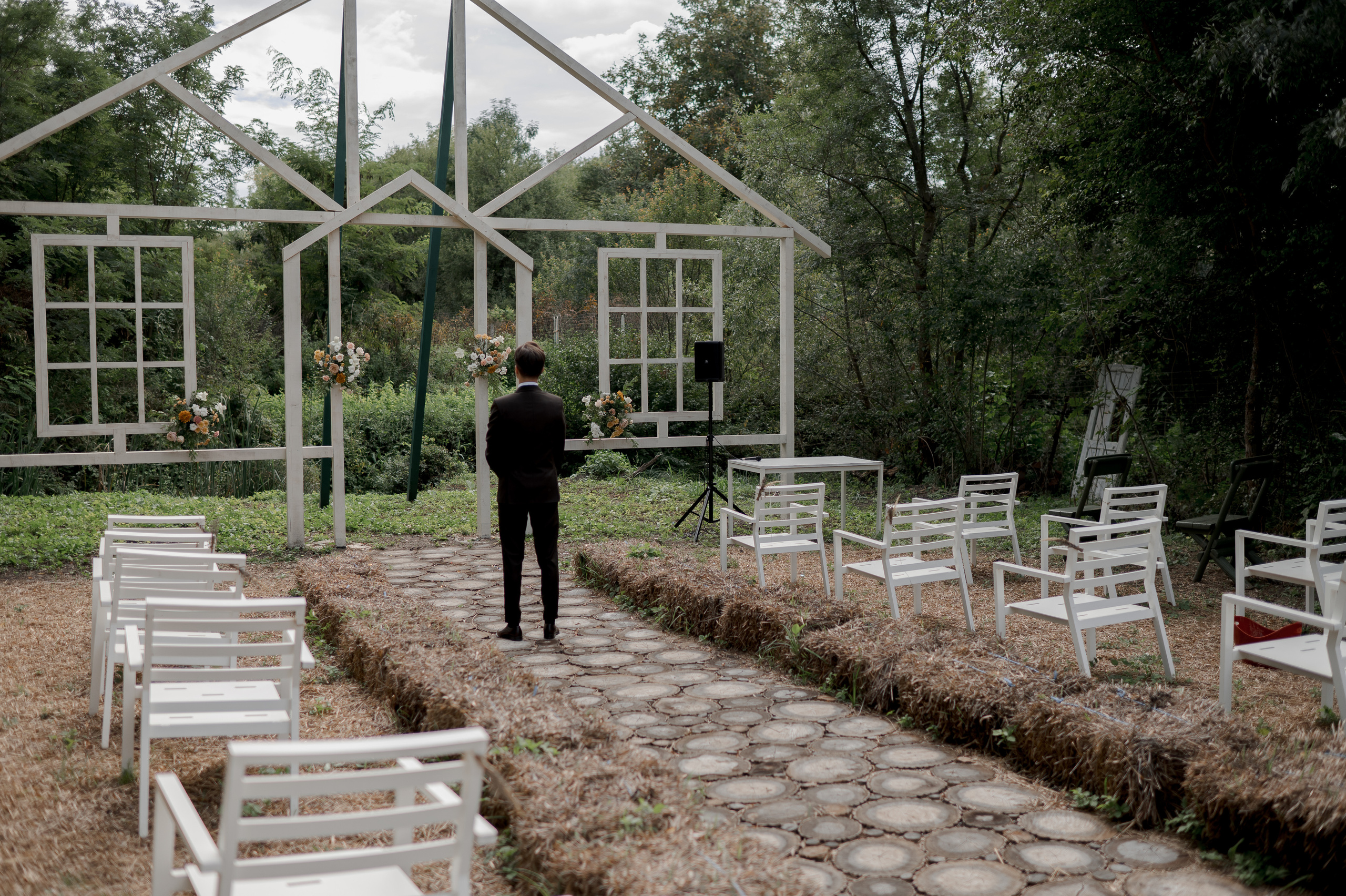 Boho barn wedding in Romania at Papadia Village, Dolj. Wedding photographer and videographer based in Timisoara, Romania