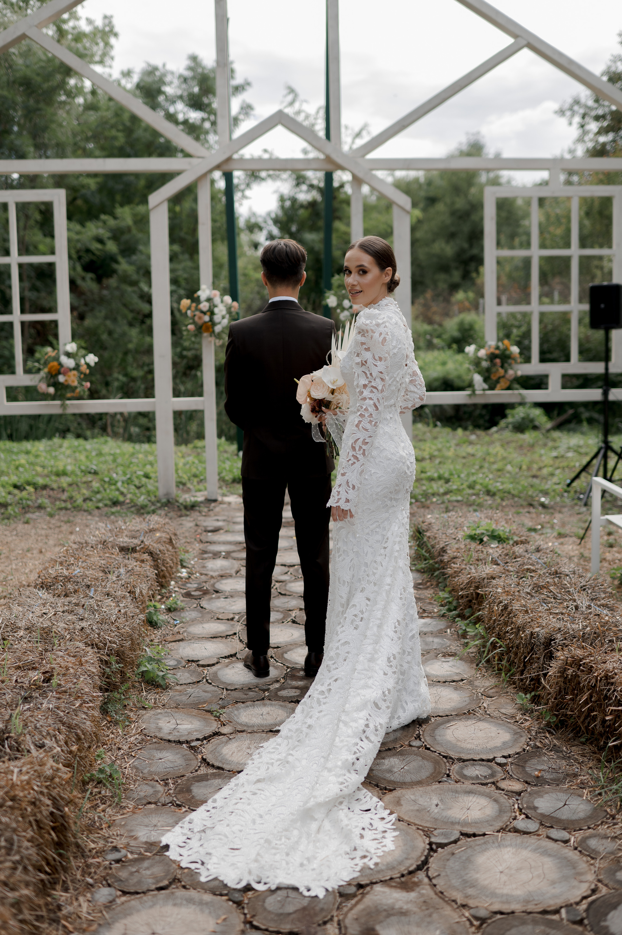 Boho barn wedding in Romania at Papadia Village, Dolj. Wedding photographer and videographer based in Timisoara, Romania