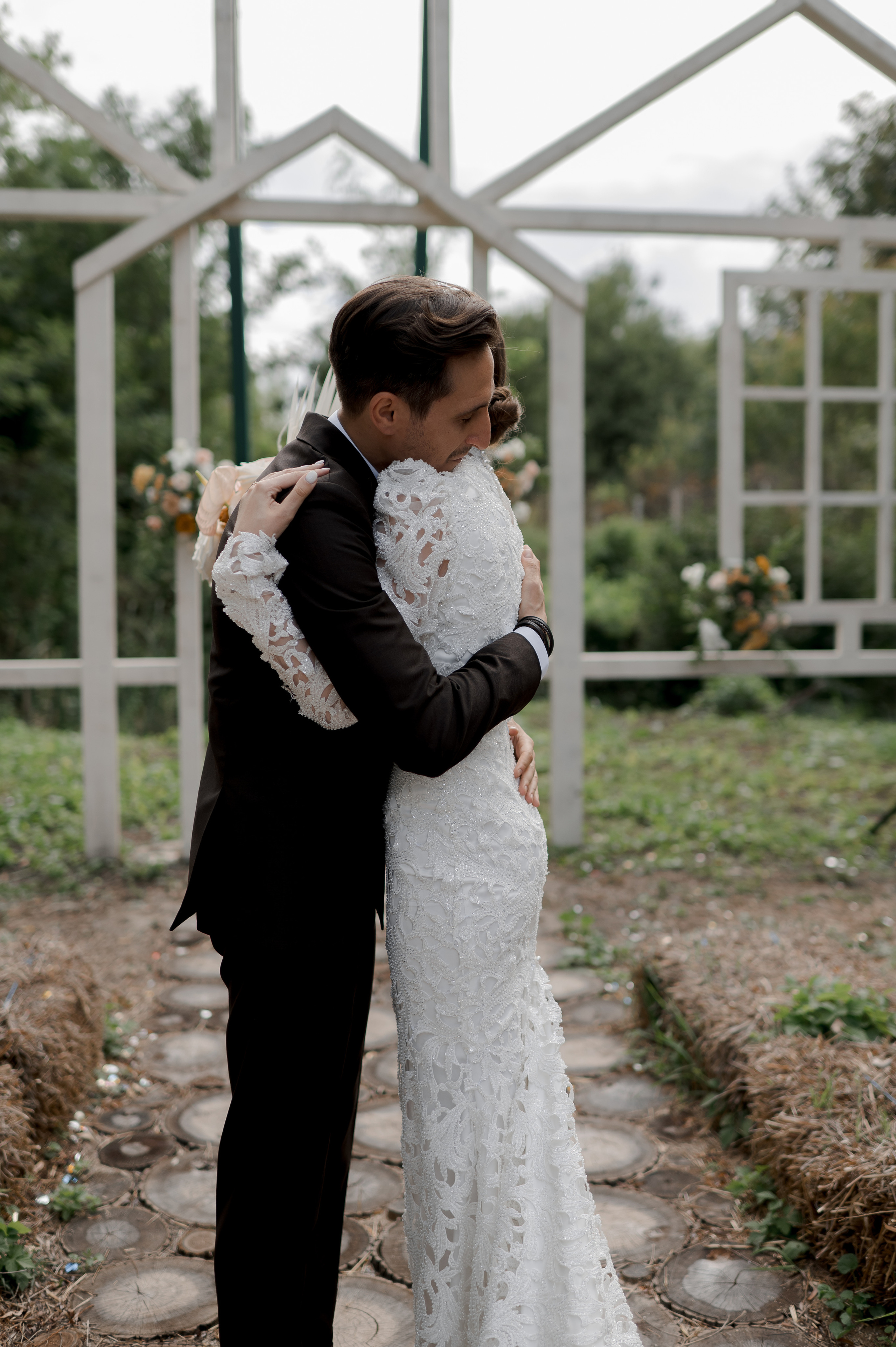 Boho barn wedding in Romania at Papadia Village, Dolj. Wedding photographer and videographer based in Timisoara, Romania