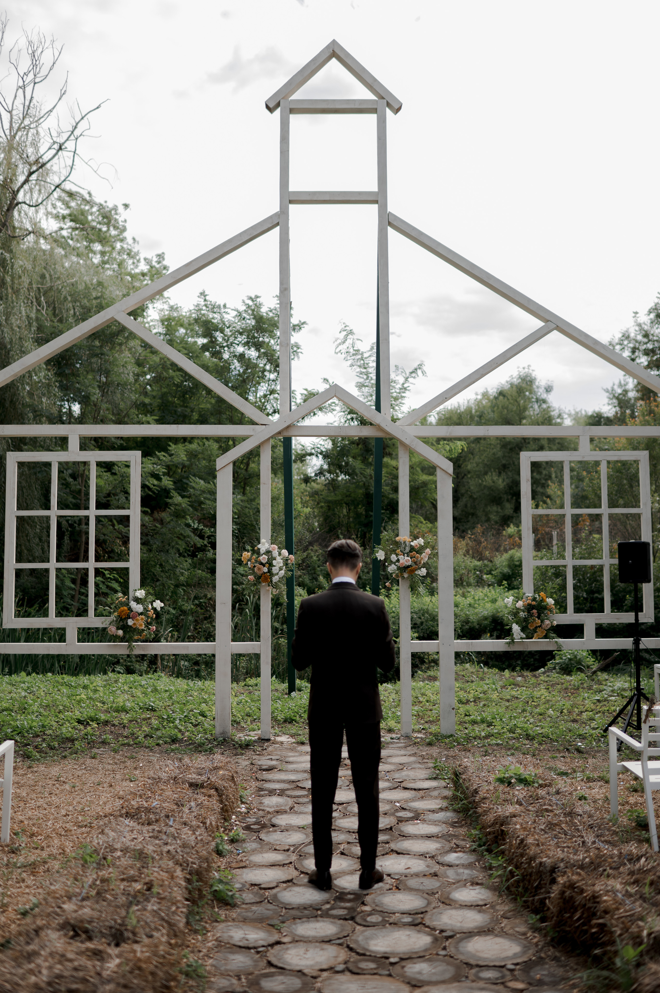 Boho barn wedding in Romania at Papadia Village, Dolj. Wedding photographer and videographer based in Timisoara, Romania