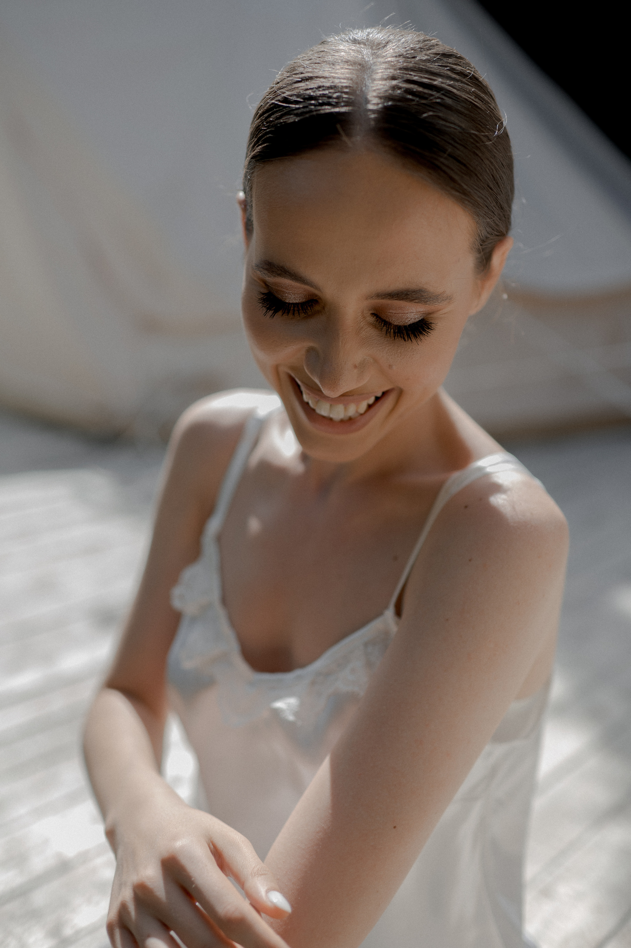 The satin dress adorning the delicate bride during the wedding morning becomes a symbol of refinement and beauty, enhancing her enchanting presence.