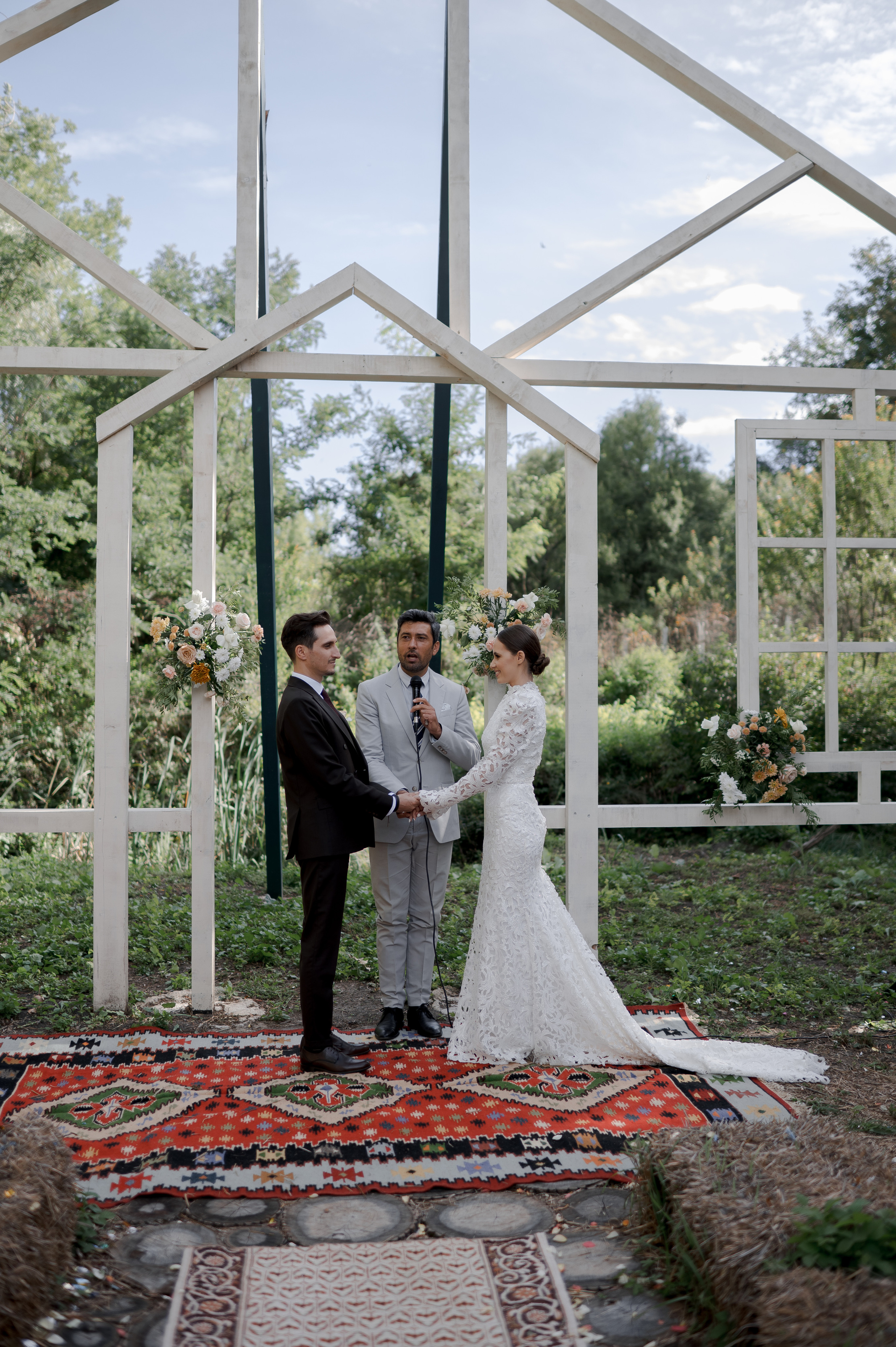 Boho barn wedding in Romania at Papadia Village, Dolj. Wedding photographer and videographer based in Timisoara, Romania