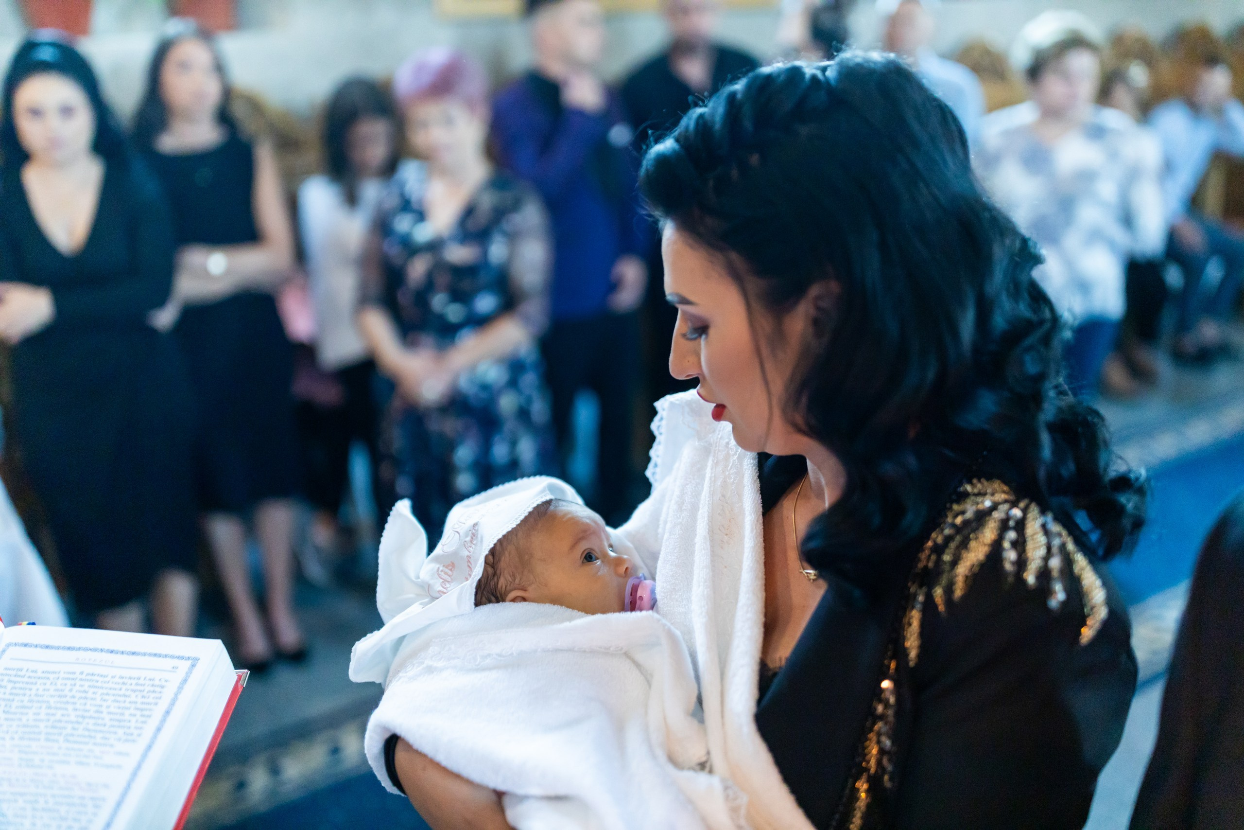 “Bebeluș botezat în biserică, ținut în brațe de nași” • “Detaliu cu lumânarea de botez decorată cu flori albe” • “Părinți emoționați alături de copilul lor la ceremonia de botez” • “Masa festivă de botez cu decor tematic și tort personalizat” • “Momentul în care preotul toarnă apă sfințită pe fruntea bebelușului” “Bebeluș în rochie albă de botez, zâmbind în brațele mamei” • “Detaliu cu cruciulița de botez așezată pe o pernă de satin” • “Părinți și nași aprinzând lumânările în timpul ceremoniei de botez” • “Tort de botez decorat cu figurine tematice și numele copilului” • “Copil botezat dormind liniștit în pătuțul decorat festiv” • “Momentul în care preotul binecuvântează copilul în fața altarului” • “Invitați adunându-se în jurul mesei festive la petrecerea de botez” • “Bebeluș ținând în mână o jucărie personalizată primită la botez” • “Familie fericită pozând împreună după ceremonia de botez” • “Decor tematic cu baloane și flori la locația petrecerii de botez” fotograf Botoșani fotograf evenimente fotograf botez Alin Chirila fotograf alinofotostudio,- Preotul ținându-l pe micuțul Mathias Gabriel la botez, în biserica Înălțarea Domnului, Copălău - Detalii de la botezul lui Mathias – lumânare, trusou și icoană - Familia lui Mathias Gabriel alături de micuț, în ziua botezului - Portret emoționant cu mama și bebelușul în brațe, în biserică,fotograf profesionist evenimente Botoșani, Iași, Suceava, Fălticeni, Bacău, Pașcani, Roman - AlinoFotoStudio by Alin Chirilă - servicii foto nuntă, botez, cununie, ședințe foto creative, albume personalizate, fotografii emoționante și calitative pentru cele mai importante momente din viață,fotograf nuntă Botoșani Alin Chirilă, ședință foto botez Iași - AlinoFotoStudio, servicii fotograf profesionist evenimente Suceava, fotograf cununie civilă Fălticeni - Alin Chirilă, album foto nuntă personalizat Bacău.“Bebeluș botezat în biserică, ținut în brațe de nași” • “Detaliu cu lumânarea de botez decorată cu flori albe” • “Părinți emoționați alături de copilul lor la ceremonia de botez” • “Masa festivă de botez cu decor tematic și tort personalizat” • “Momentul în care preotul toarnă apă sfințită pe fruntea bebelușului” “Bebeluș în rochie albă de botez, zâmbind în brațele mamei” • “Detaliu cu cruciulița de botez așezată pe o pernă de satin” • “Părinți și nași aprinzând lumânările în timpul ceremoniei de botez” • “Tort de botez decorat cu figurine tematice și numele copilului” • “Copil botezat dormind liniștit în pătuțul decorat festiv” • “Momentul în care preotul binecuvântează copilul în fața altarului” • “Invitați adunându-se în jurul mesei festive la petrecerea de botez” • “Bebeluș ținând în mână o jucărie personalizată primită la botez” • “Familie fericită pozând împreună după ceremonia de botez” • “Decor tematic cu baloane și flori la locația petrecerii de botez” fotograf Botoșani fotograf evenimente fotograf botez Alin Chirila fotograf alinofotostudio.fotograf botez Amelis Maria, fotografie botez Botoșani, fotograf Alin Chirilă, amintiri botez, fotografii botez, botez Amelis Maria, fotograf copii, fotografie botez în Botoșani,