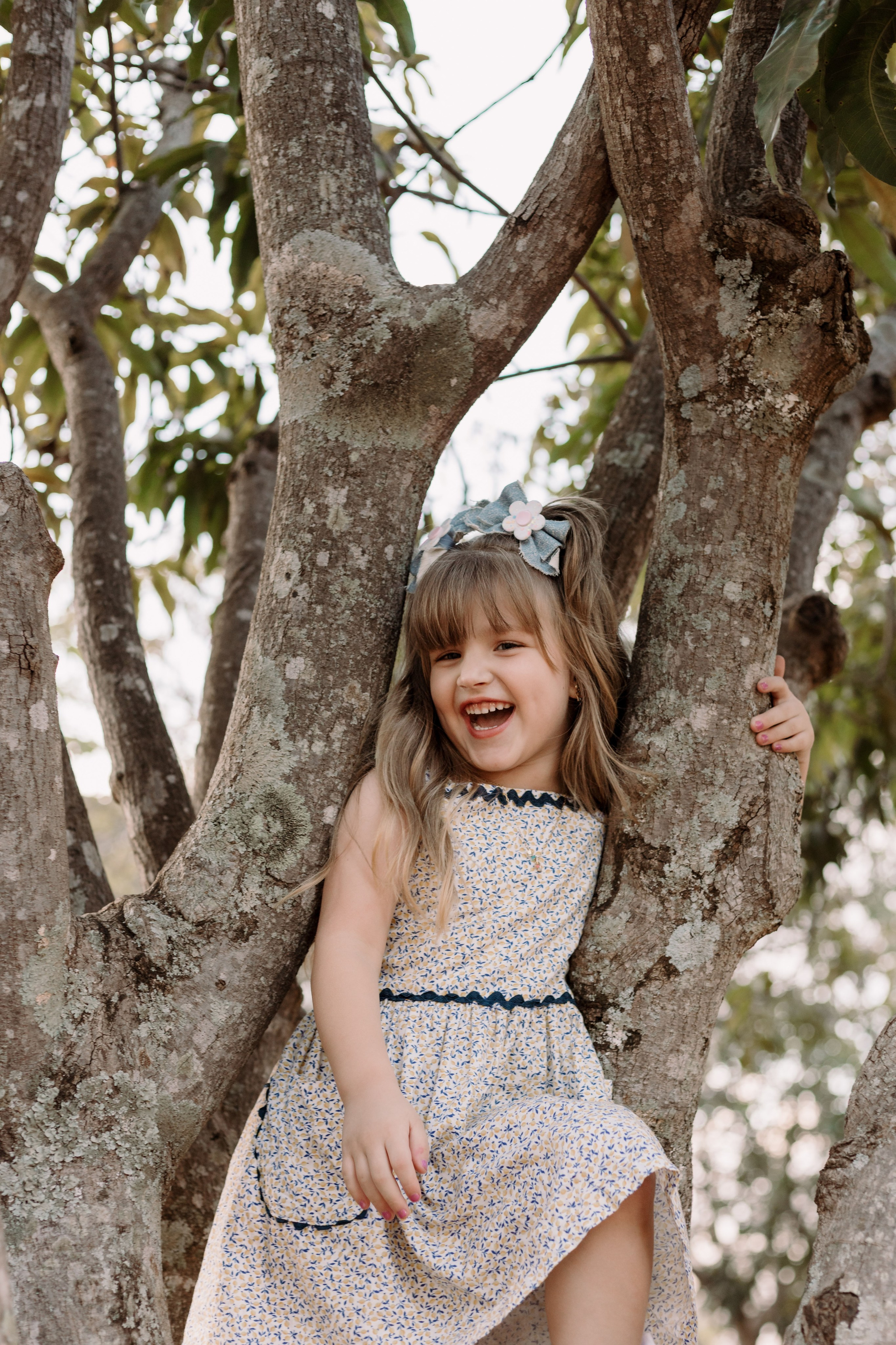Criança se divertindo durante ensaio fotográfico