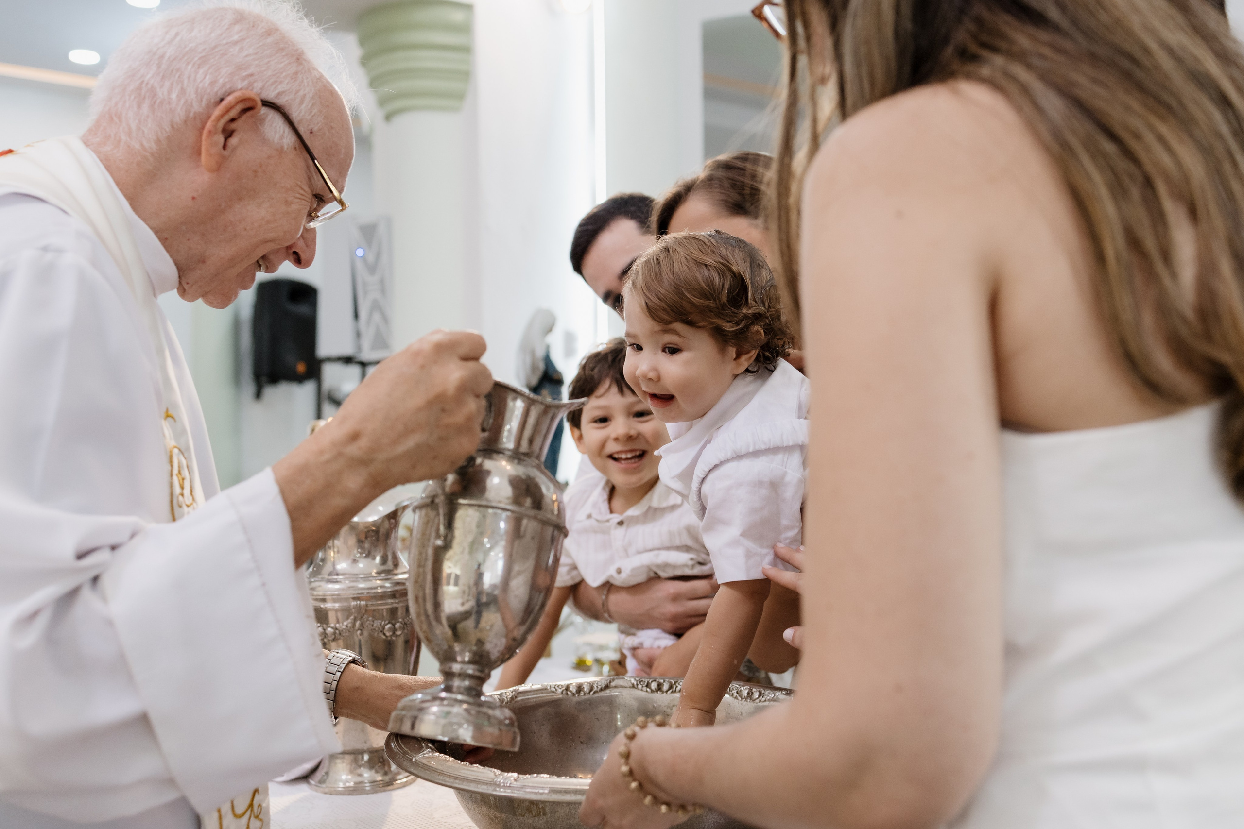 Detalhe da pia batismal durante a cerimônia
