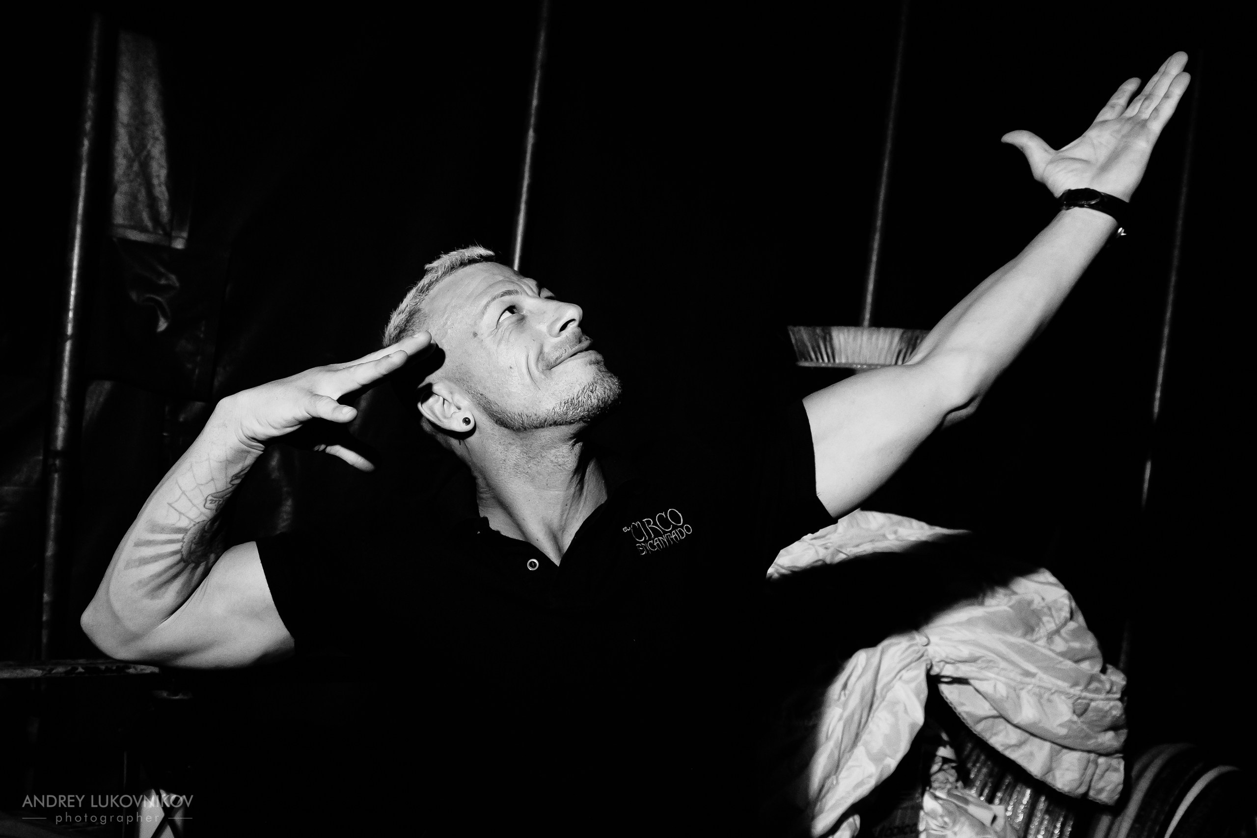 Sesión de fotos entre bastidores en El Circo Encantado: la vida de los artistas tras bambalinas