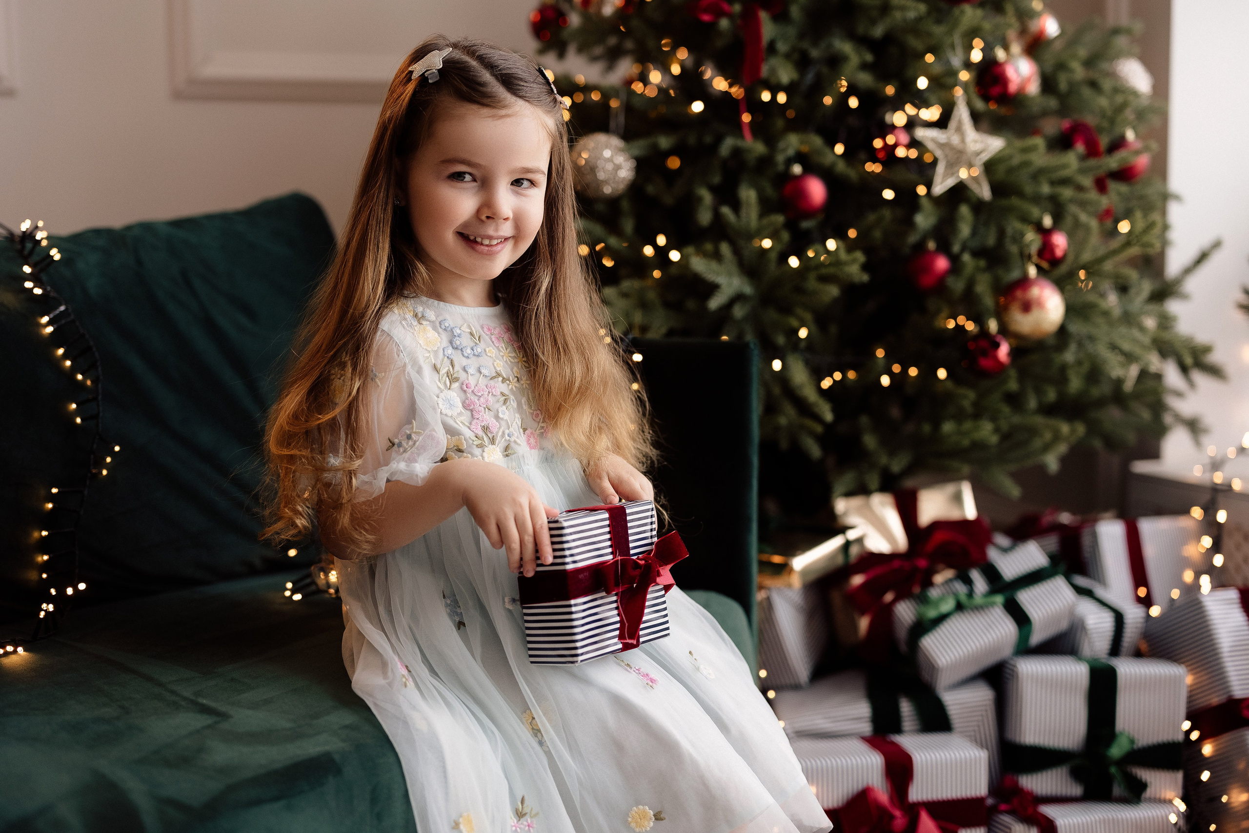 Fotostudijas Ziemassvētku Dekors – Maģiska svētku fotosesijas atmosfēra Rīgā. Fotostudija VEF Rīga