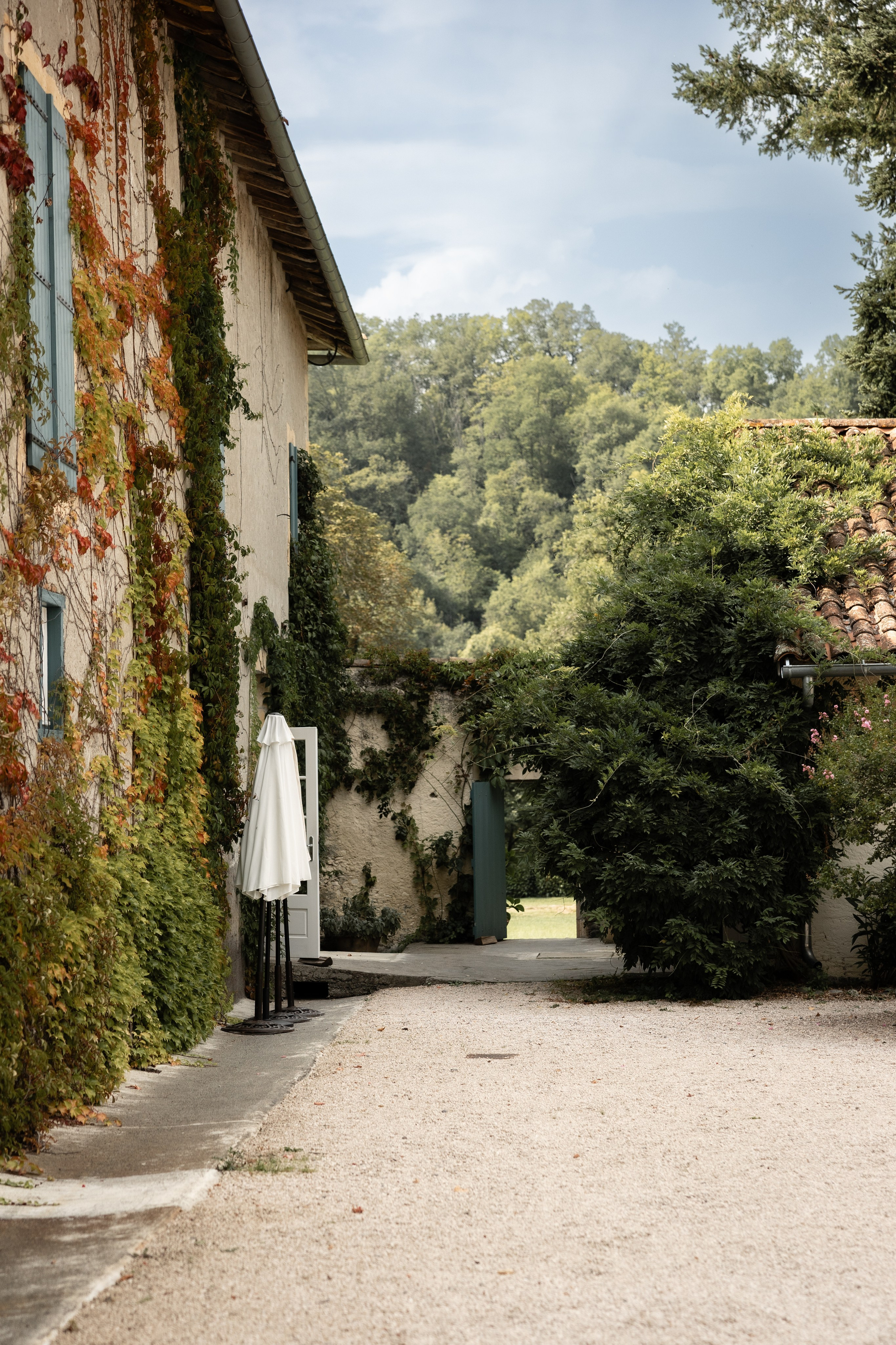 Rachel et Giles. Photo de mariage au Château de Saint-Martory. Eugénie Smirnova — photographe à Toulouse et dans le sud-ouest de la France