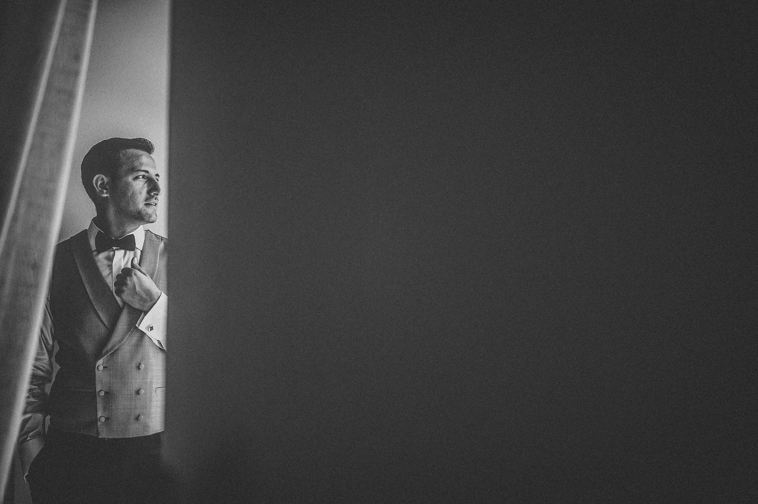 Detalii din timpul pregatirilor mirelui, intr-o imagine alb-negru artistica.